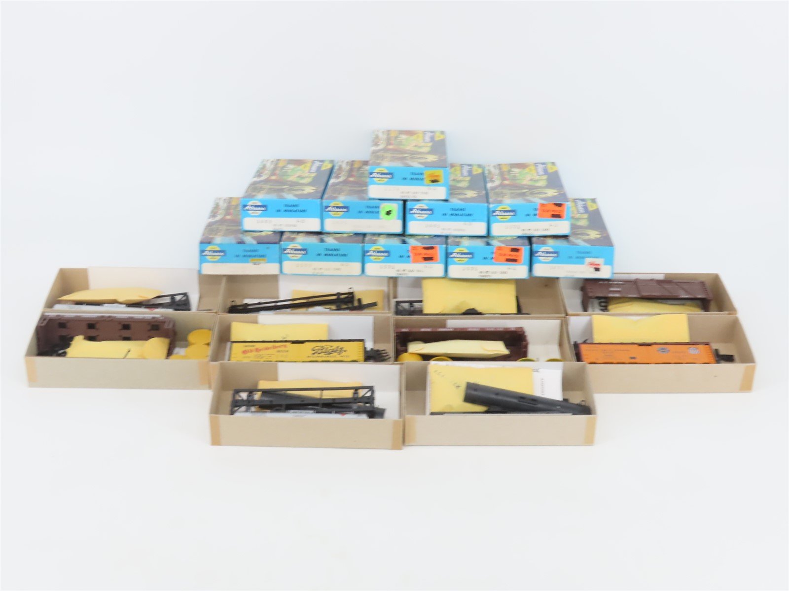 LOT of 10 HO Scale Athearn Kits B&O, ATSF, PFE, Blatz Assorted Freight Cars