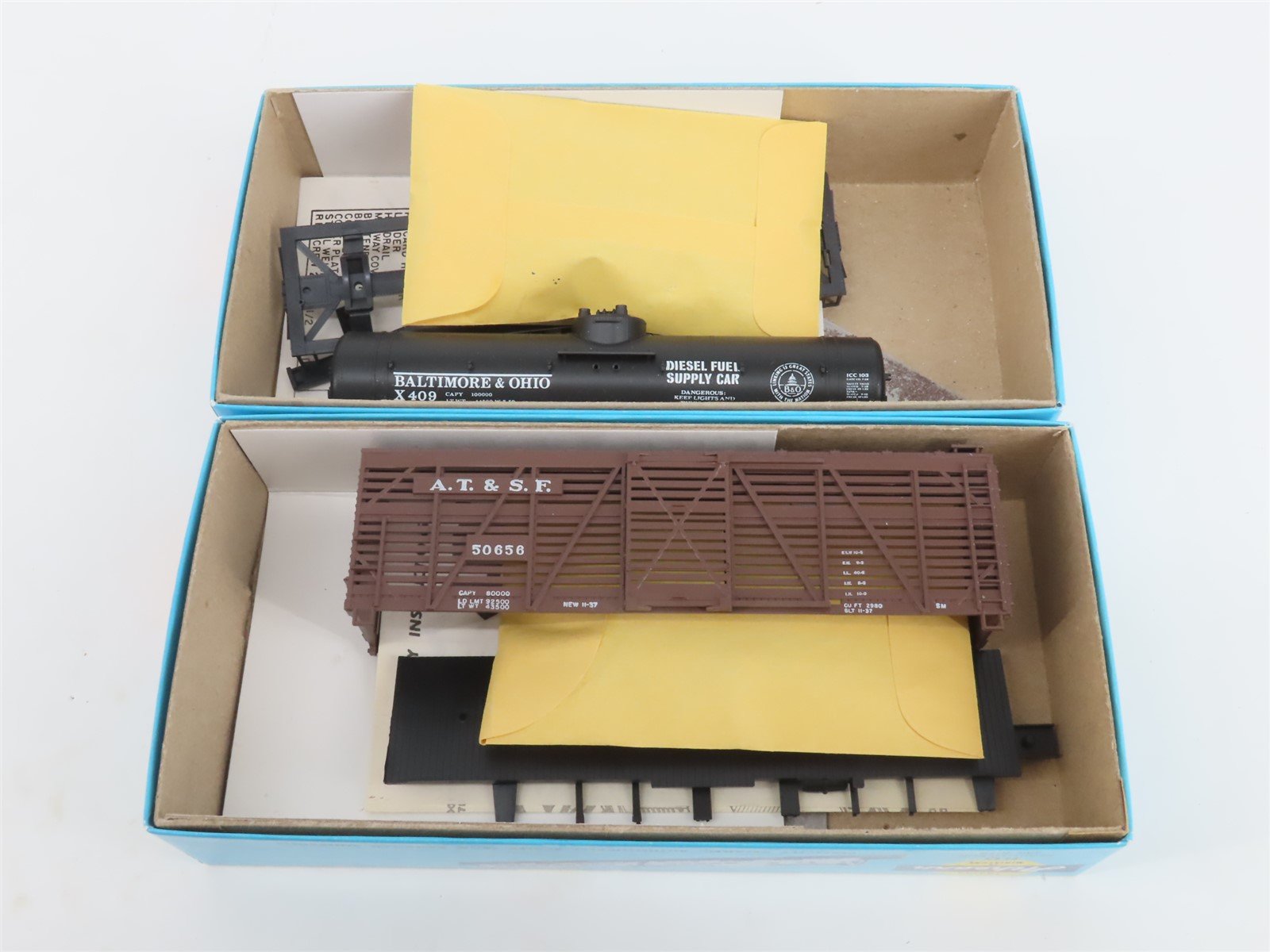 LOT of 10 HO Scale Athearn Kits B&O, ATSF, PFE, Blatz Assorted Freight Cars