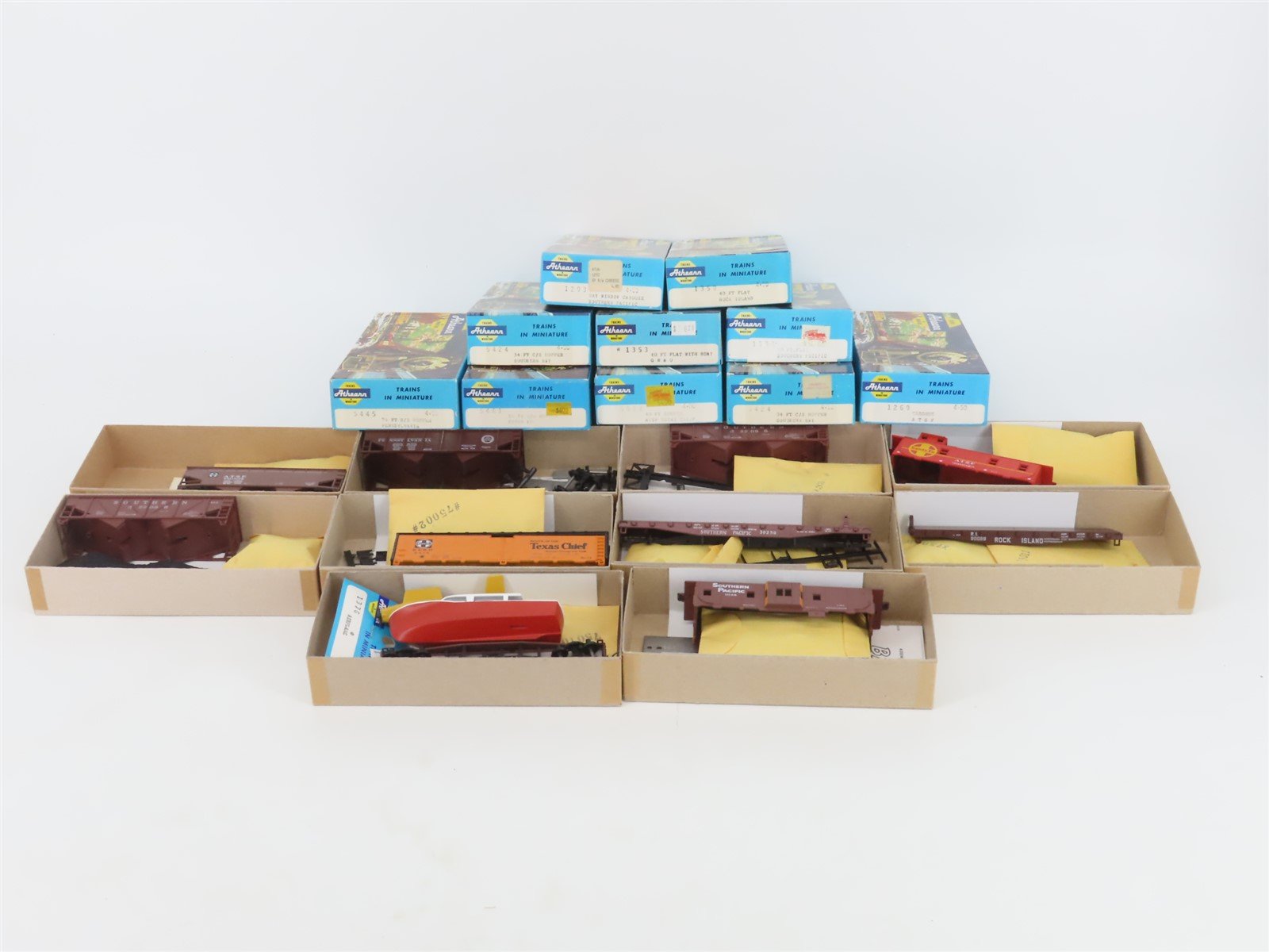 LOT of 10 HO Scale Athearn Kits ATSF, GM&O, PRR, SP & More Assorted Freight Cars