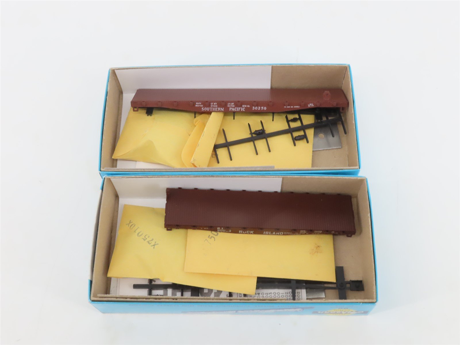 LOT of 10 HO Scale Athearn Kits ATSF, GM&O, PRR, SP & More Assorted Freight Cars