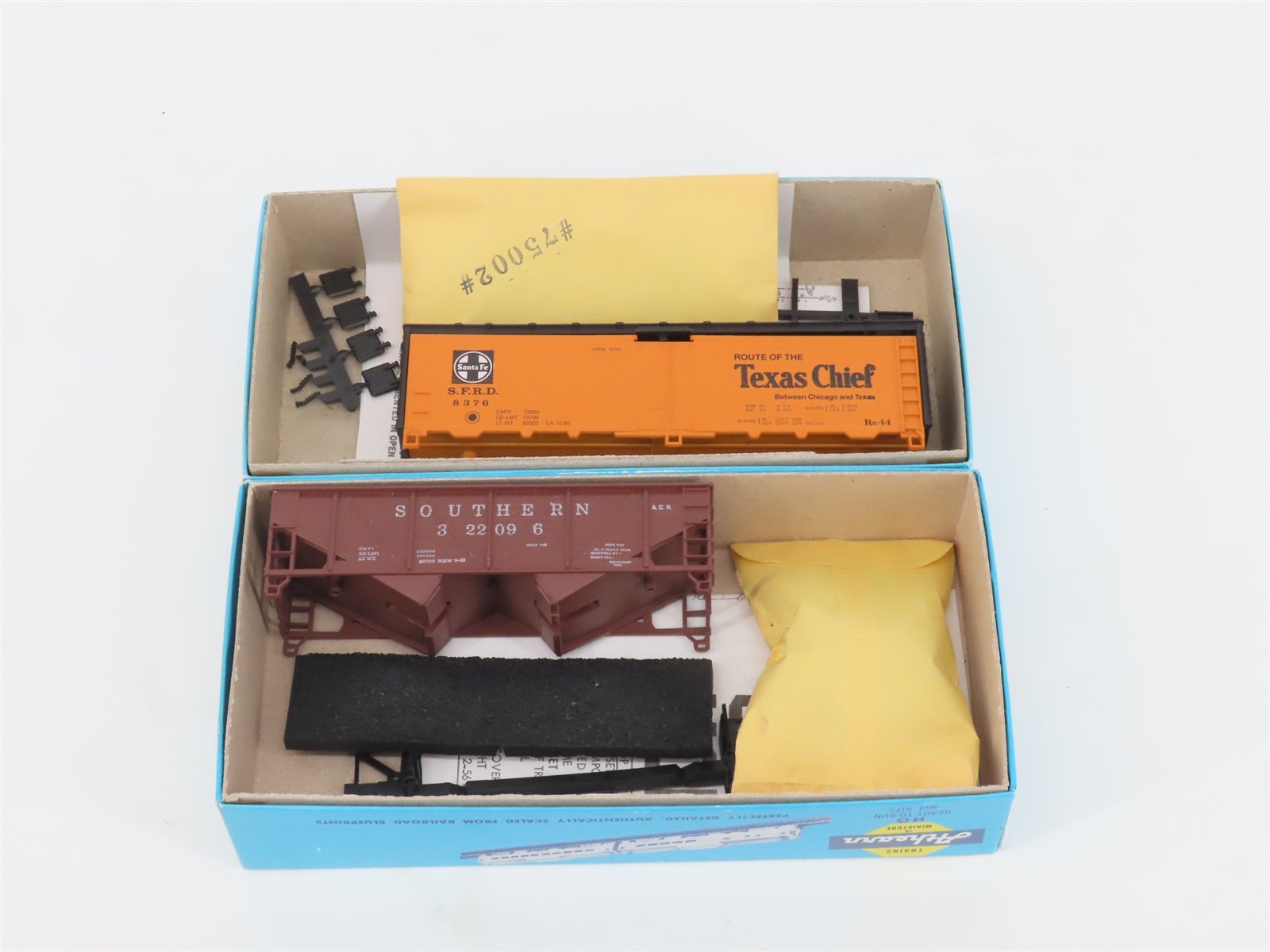 LOT of 10 HO Scale Athearn Kits ATSF, GM&O, PRR, SP & More Assorted Freight Cars