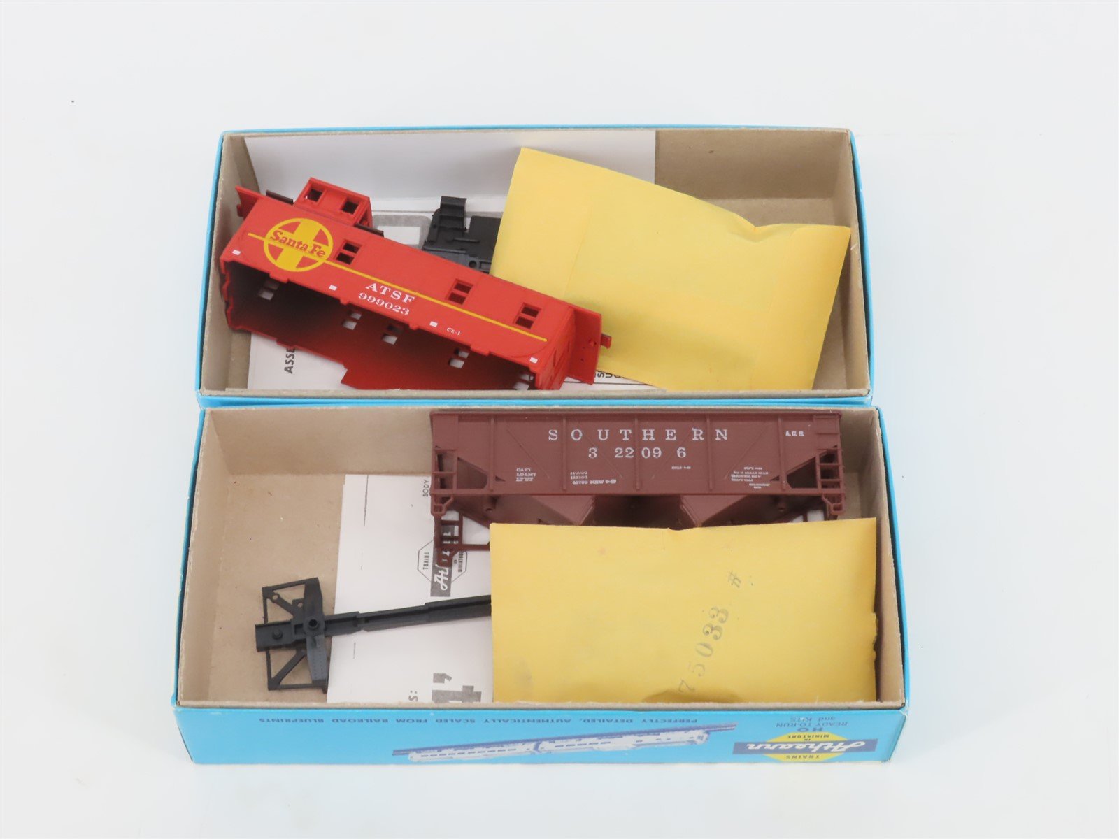 LOT of 10 HO Scale Athearn Kits ATSF, GM&O, PRR, SP & More Assorted Freight Cars