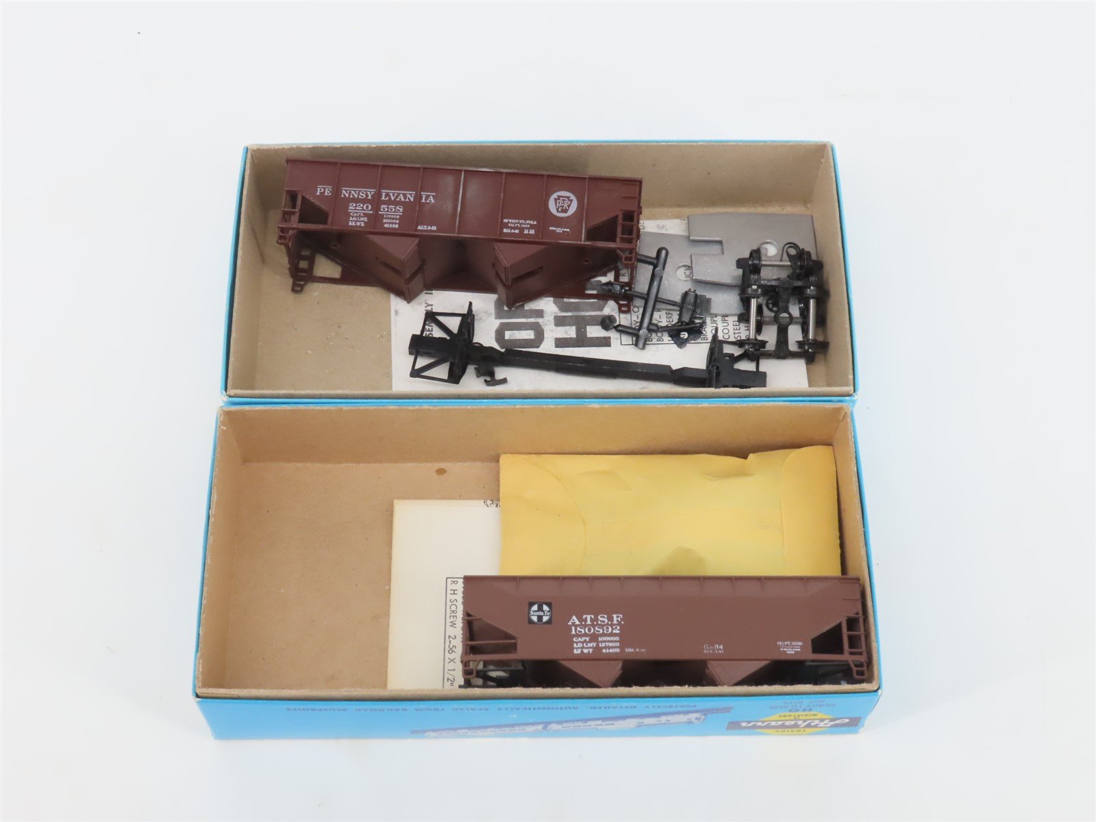 LOT of 10 HO Scale Athearn Kits ATSF, GM&O, PRR, SP & More Assorted Freight Cars