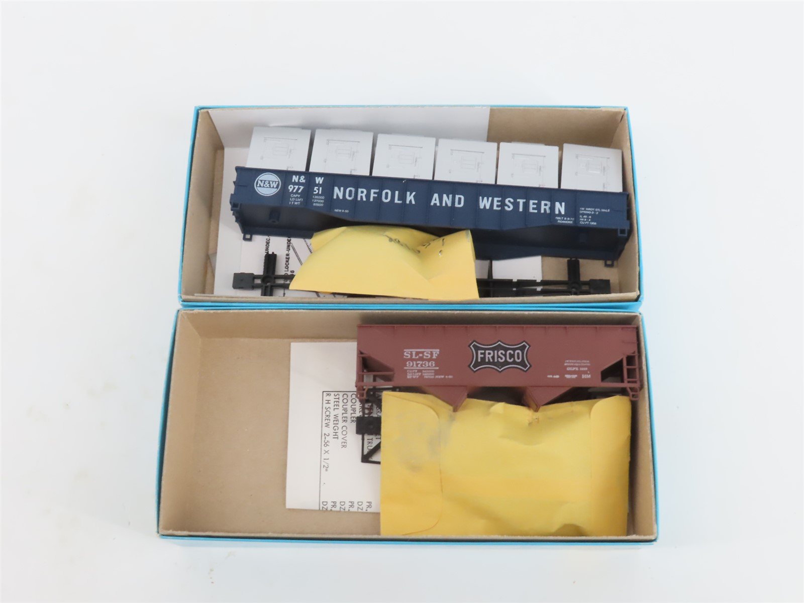 LOT of 10 HO Scale Athearn Kits SP, N&W, ATSF & More Assorted Freight Cars