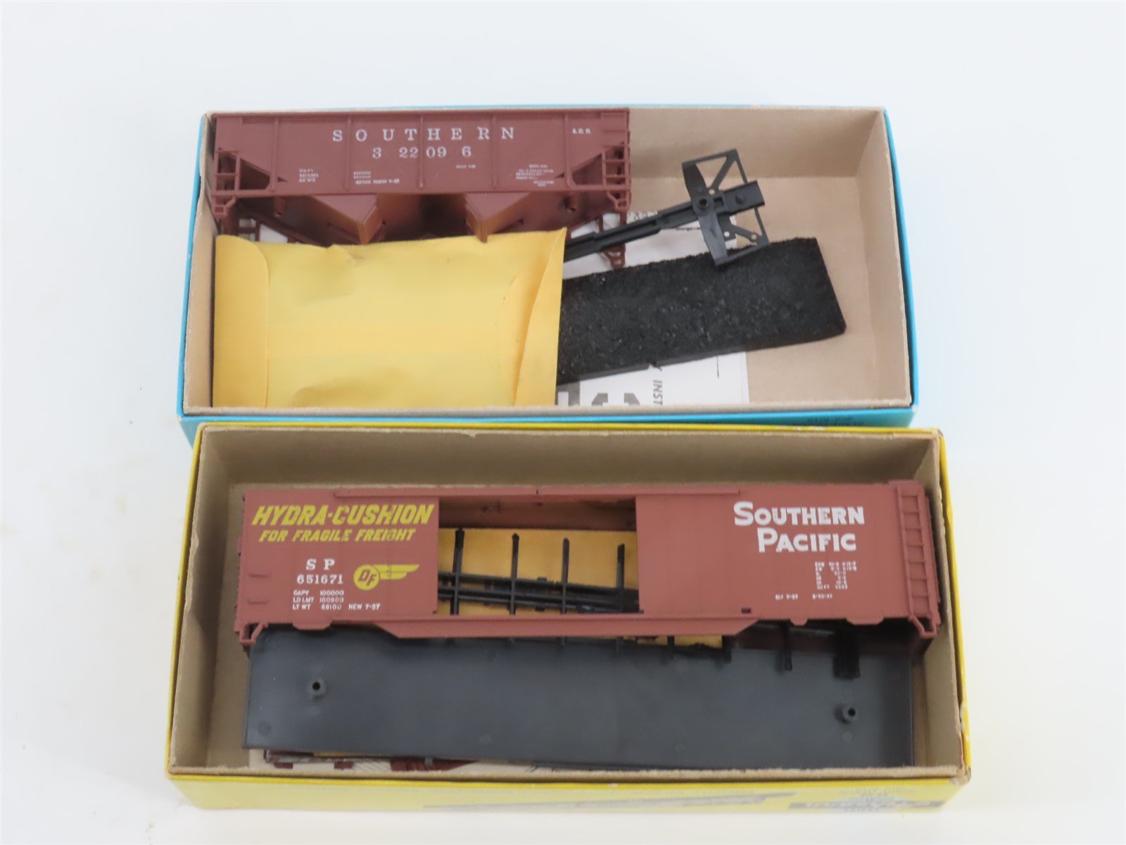 LOT of 10 HO Scale Athearn Kits SP, N&W, ATSF & More Assorted Freight Cars
