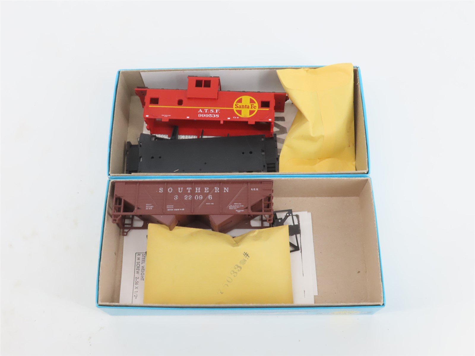 LOT of 10 HO Scale Athearn Kits SP, N&W, ATSF & More Assorted Freight Cars