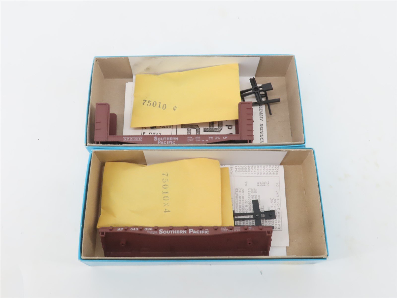 LOT of 10 HO Scale Athearn Kits SP, N&W, ATSF & More Assorted Freight Cars