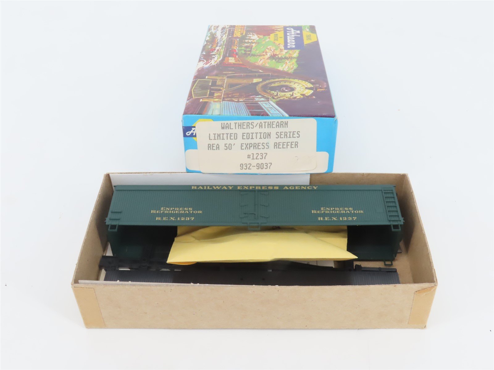 HO Walthers/Athearn Kit 932-9037 REX REA Railway Express Agency 50' Reefer #1237