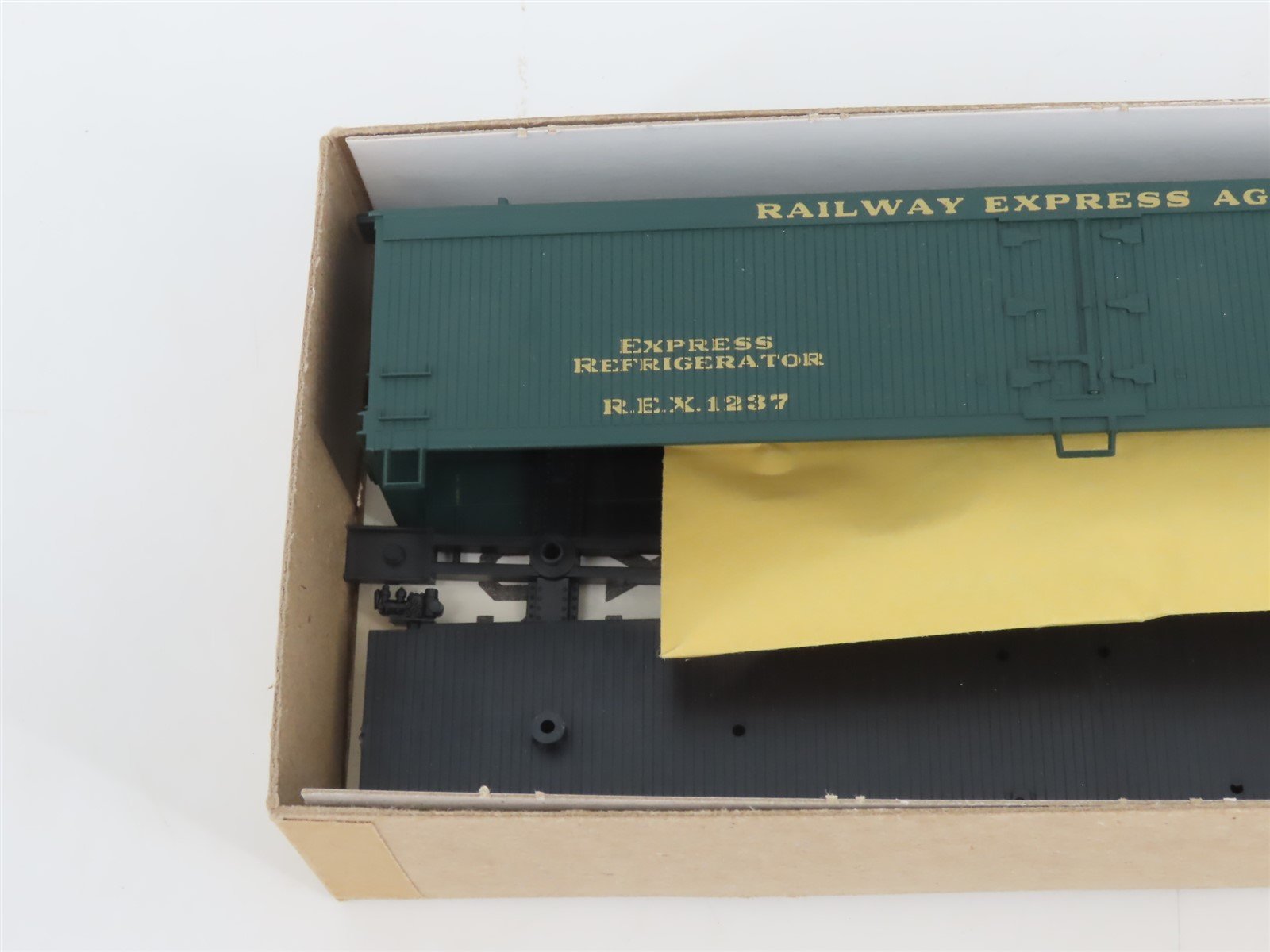 HO Walthers/Athearn Kit 932-9037 REX REA Railway Express Agency 50' Reefer #1237