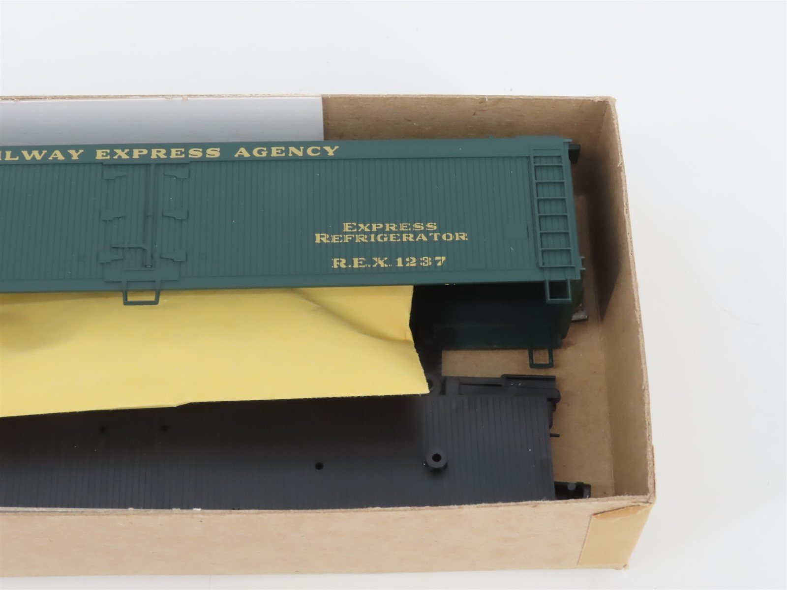 HO Walthers/Athearn Kit 932-9037 REX REA Railway Express Agency 50' Reefer #1237