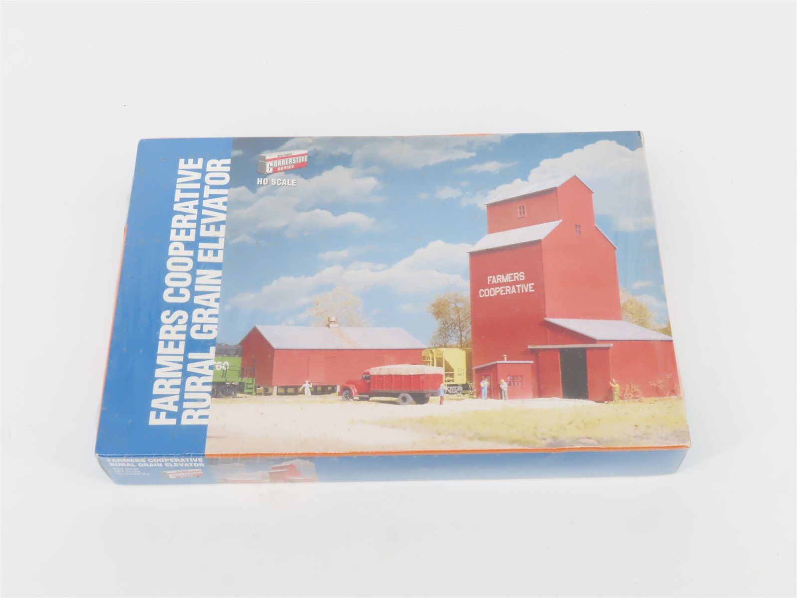 HO Walthers Cornerstone Kit 933-3036 Farmers Cooperative Rural Grain Elevator