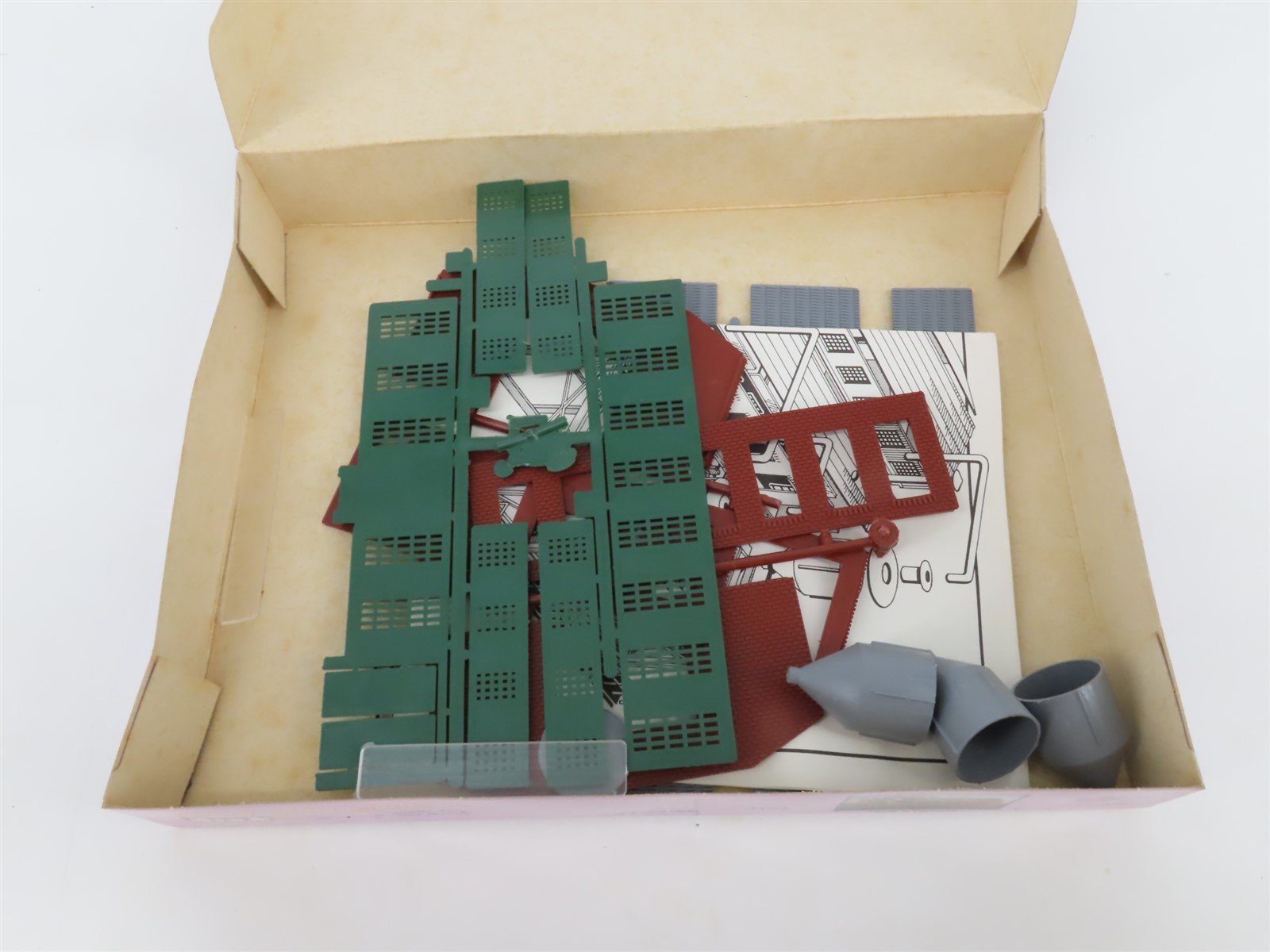 HO 1/87 Scale IHC Your Town USA Kit 3503 Factory with Loading Silos