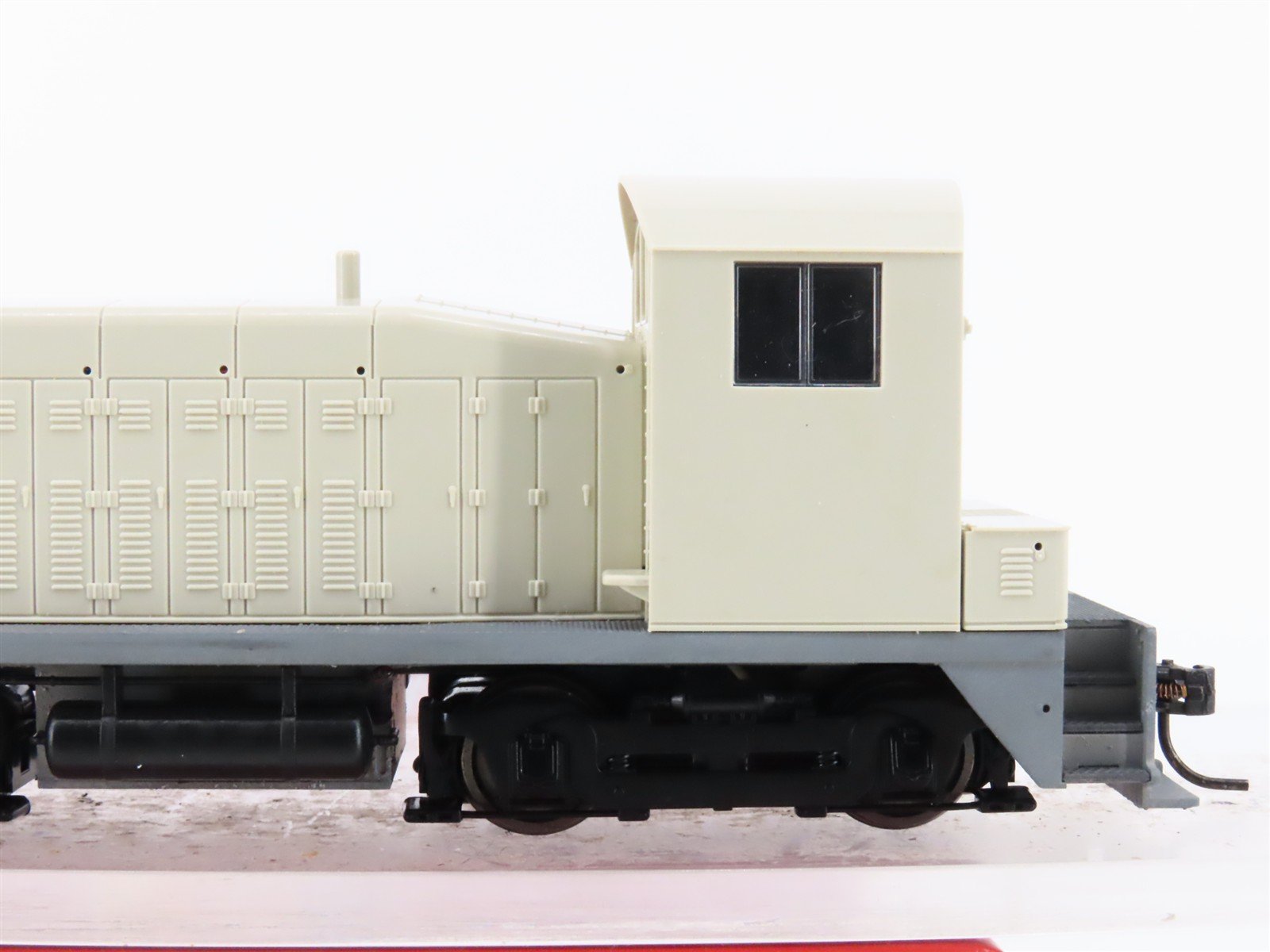 HO Scale Broadway Limited BLI 2634 Undecorated NW2 Diesel Loco wParagon 2