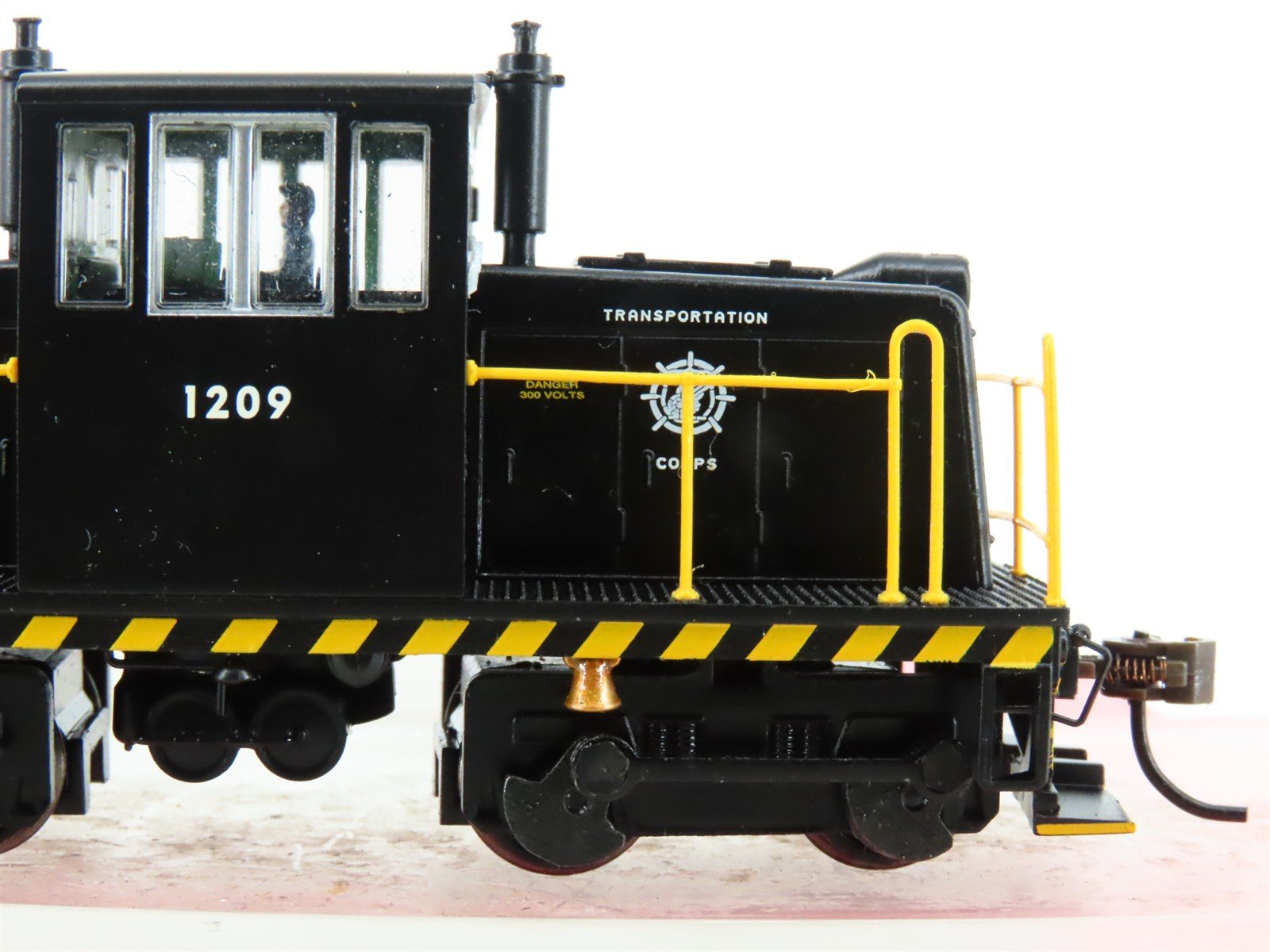 HO Scale Bachmann 85206 US Army GE 45-Ton Switcher Diesel Locomotive #1209 wDCC