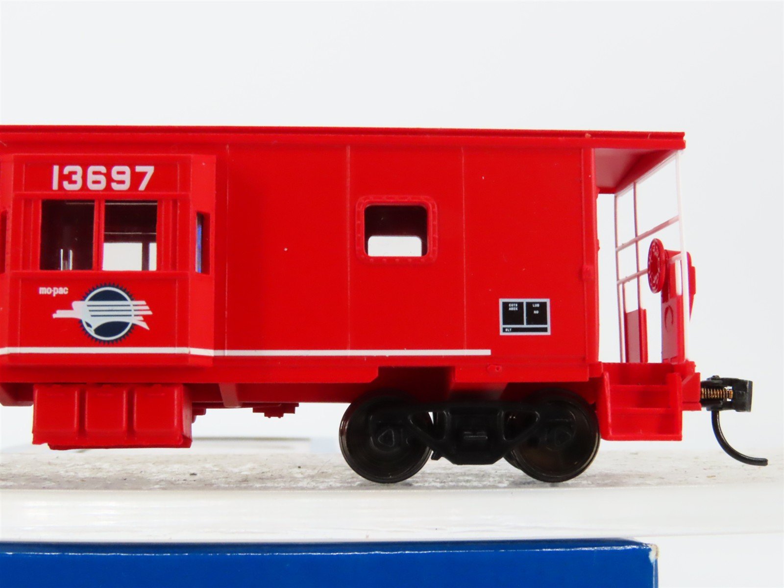 HO Walthers Mainline 910-8656 MP Missouri Pacific Bay Window Caboose #13697