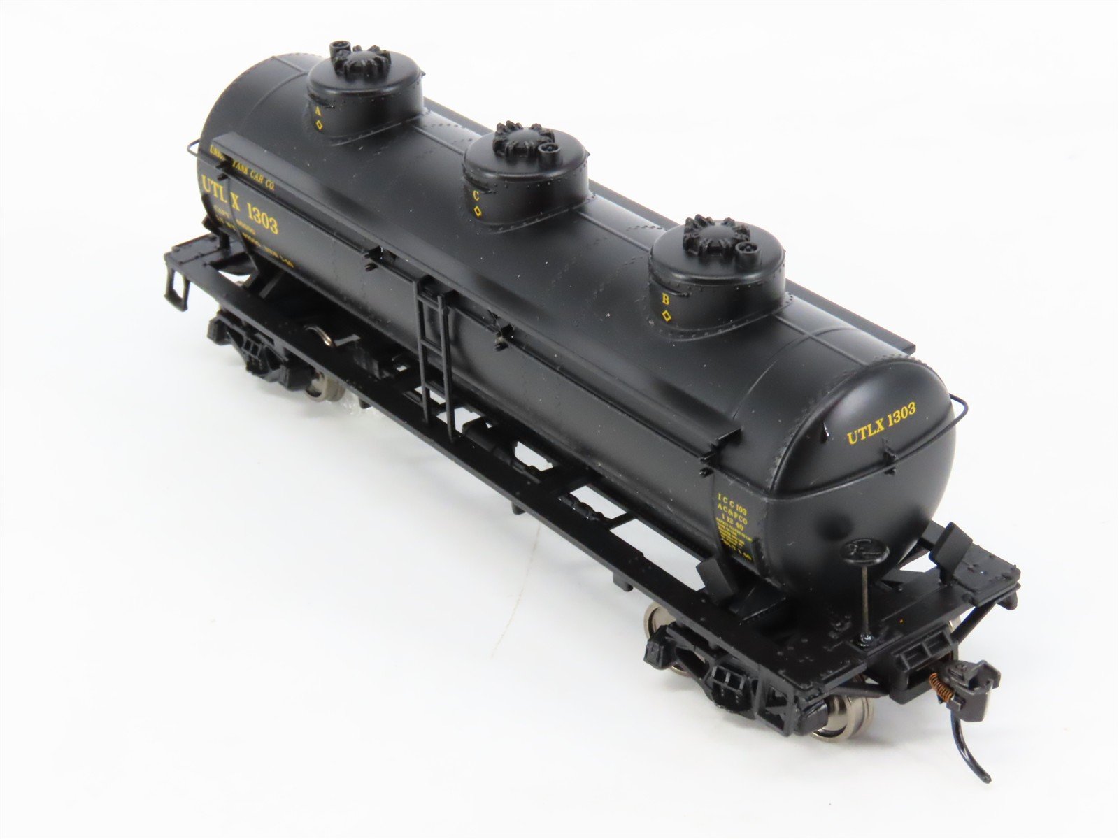 HO Scale Walthers Mainline 910-1111 UTLX Union Tank 36' 3-Dome Tankcar #3751