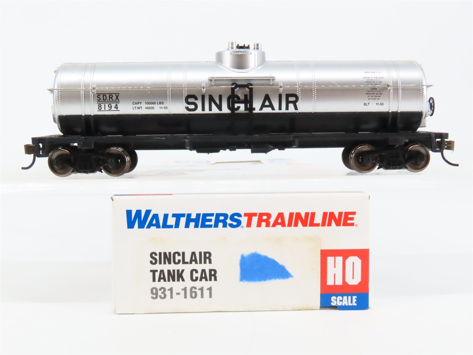 HO Scale Walthers Trainline 931-1611 SDRX Sinclair Single Dome Tank Car #8194