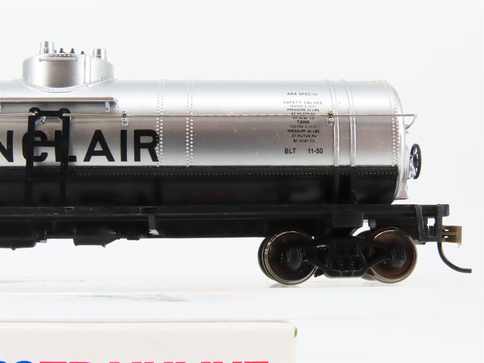 HO Scale Walthers Trainline 931-1611 SDRX Sinclair Single Dome Tank Car #8194