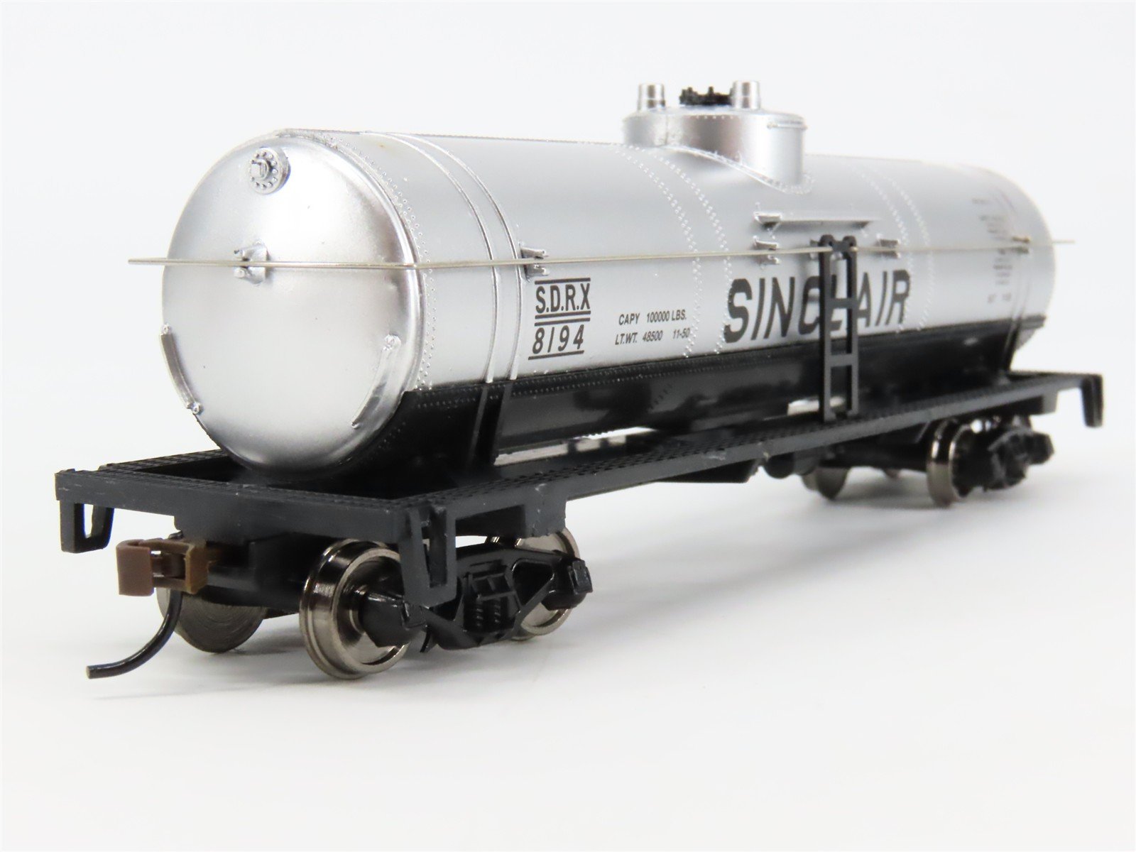 HO Scale Walthers Trainline 931-1611 SDRX Sinclair Single Dome Tank Car #8194