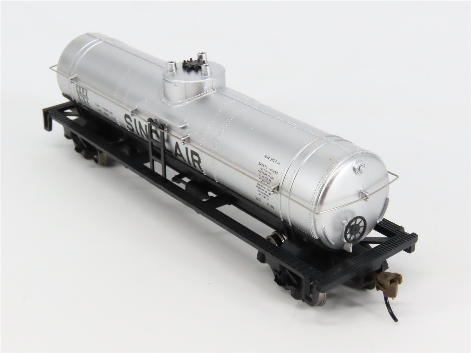 HO Scale Walthers Trainline 931-1611 SDRX Sinclair Single Dome Tank Car #8194