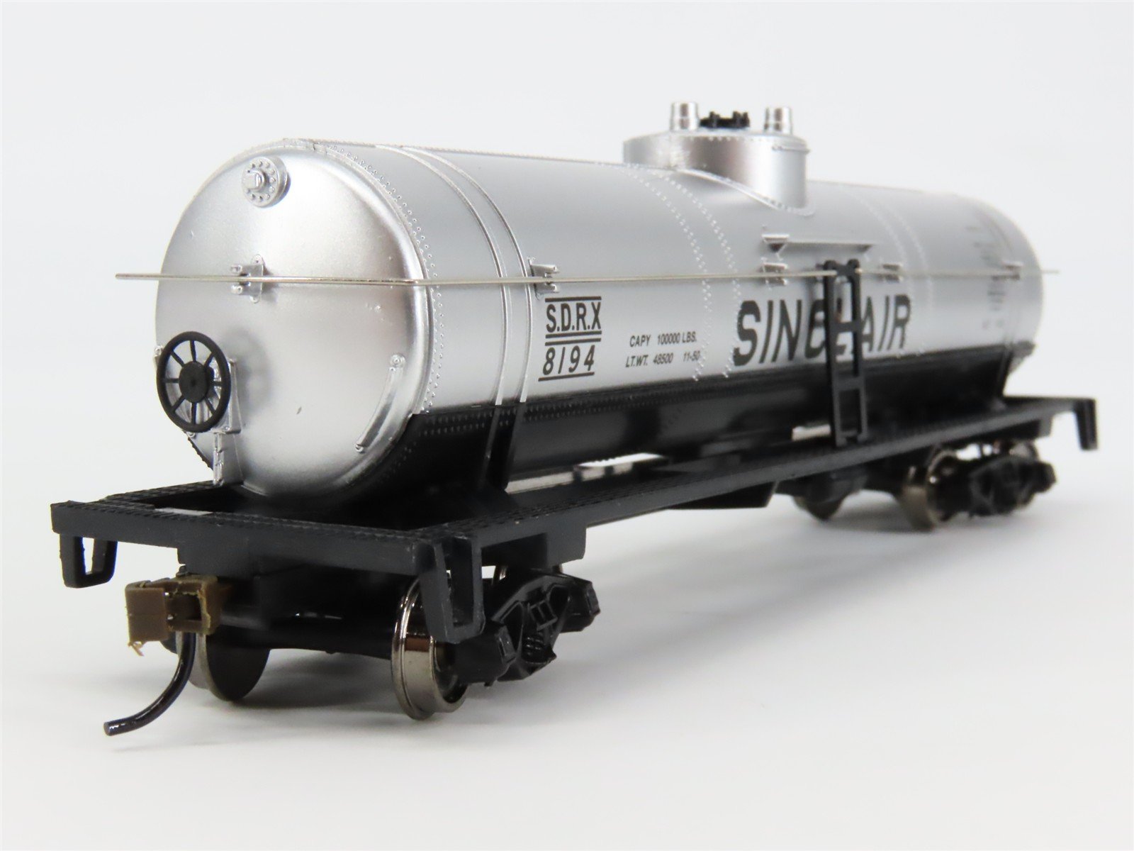 HO Scale Walthers Trainline 931-1611 SDRX Sinclair Single Dome Tank Car #8194