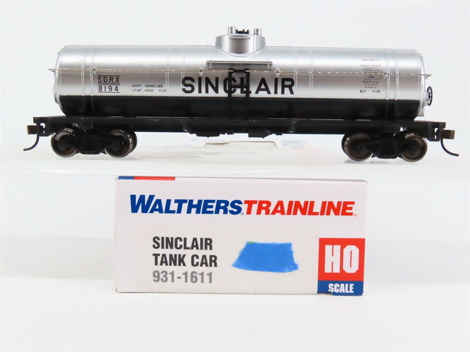 HO Scale Walthers Trainline 931-1611 SDRX Sinclair Single Dome Tank Car #8194