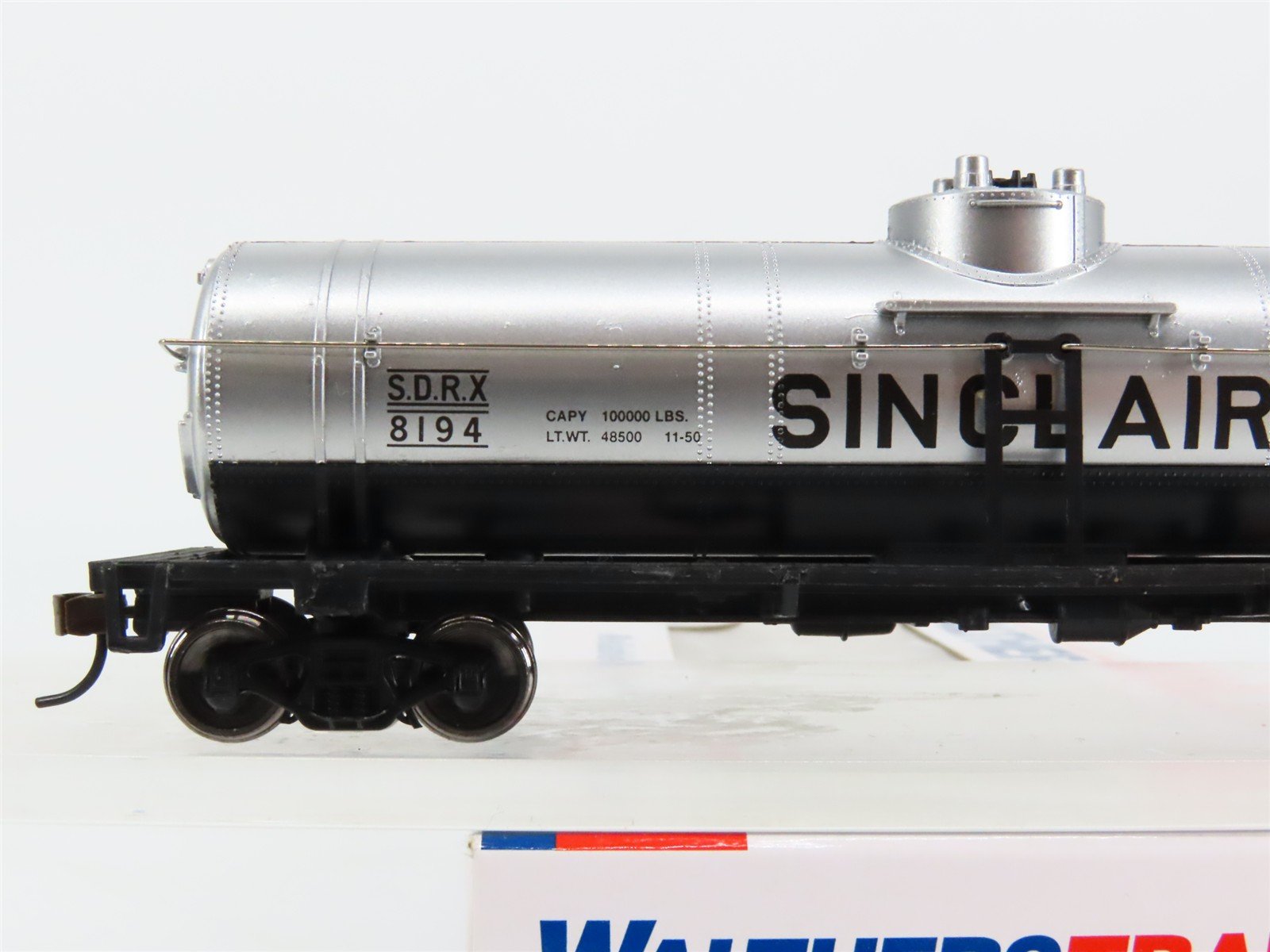 HO Scale Walthers Trainline 931-1611 SDRX Sinclair Single Dome Tank Car #8194