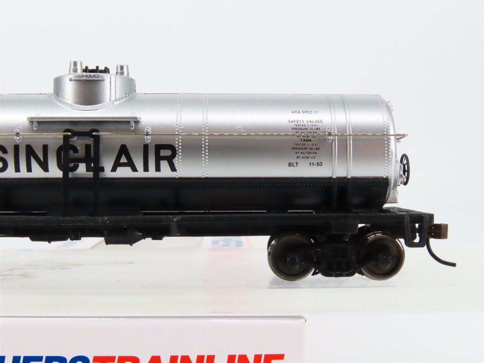 HO Scale Walthers Trainline 931-1611 SDRX Sinclair Single Dome Tank Car #8194