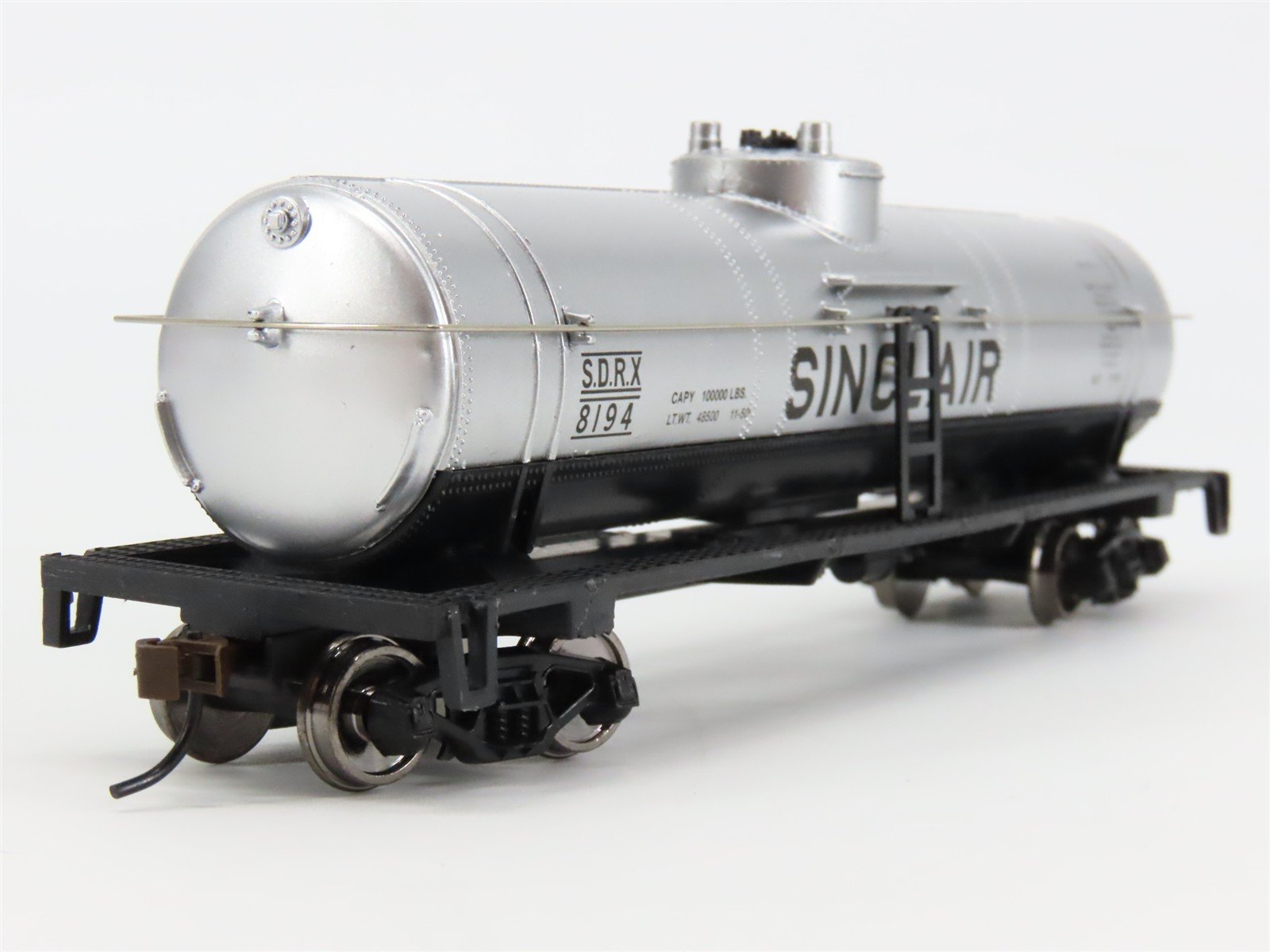 HO Scale Walthers Trainline 931-1611 SDRX Sinclair Single Dome Tank Car #8194