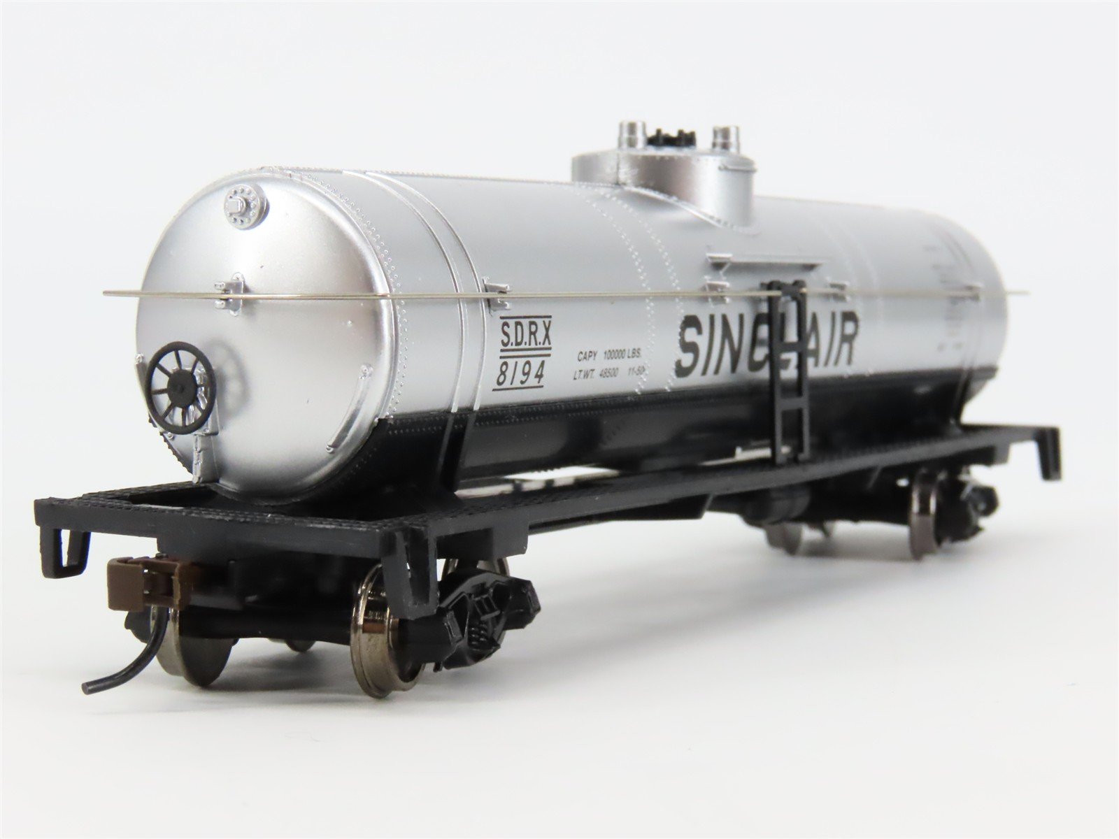 HO Scale Walthers Trainline 931-1611 SDRX Sinclair Single Dome Tank Car #8194