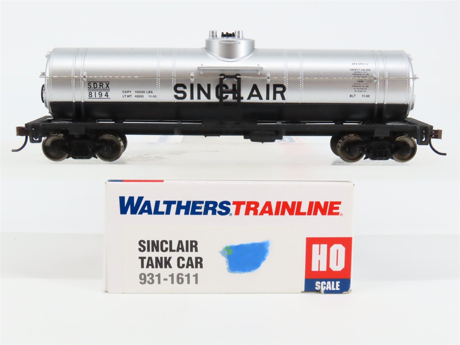 HO Scale Walthers Trainline 931-1611 SDRX Sinclair Single Dome Tank Car #8194