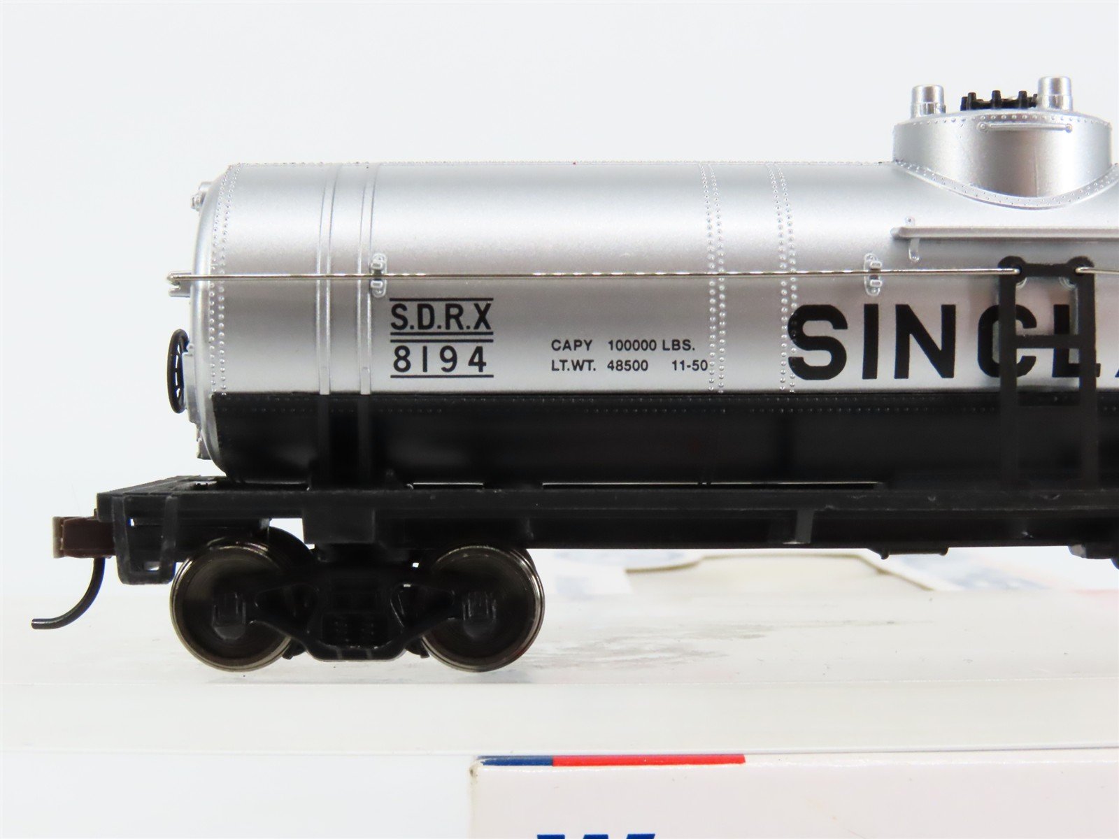 HO Scale Walthers Trainline 931-1611 SDRX Sinclair Single Dome Tank Car #8194