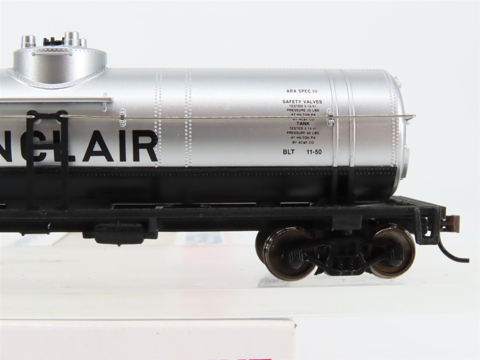 HO Scale Walthers Trainline 931-1611 SDRX Sinclair Single Dome Tank Car #8194