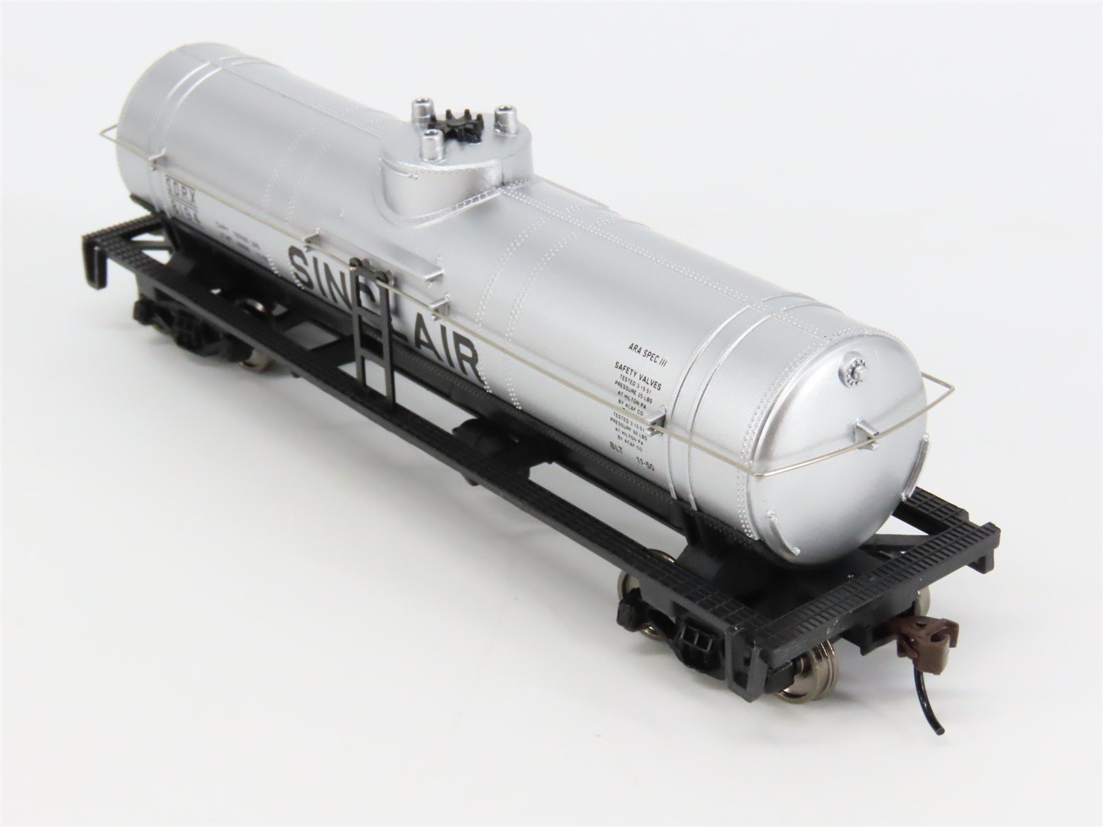 HO Scale Walthers Trainline 931-1611 SDRX Sinclair Single Dome Tank Car #8194