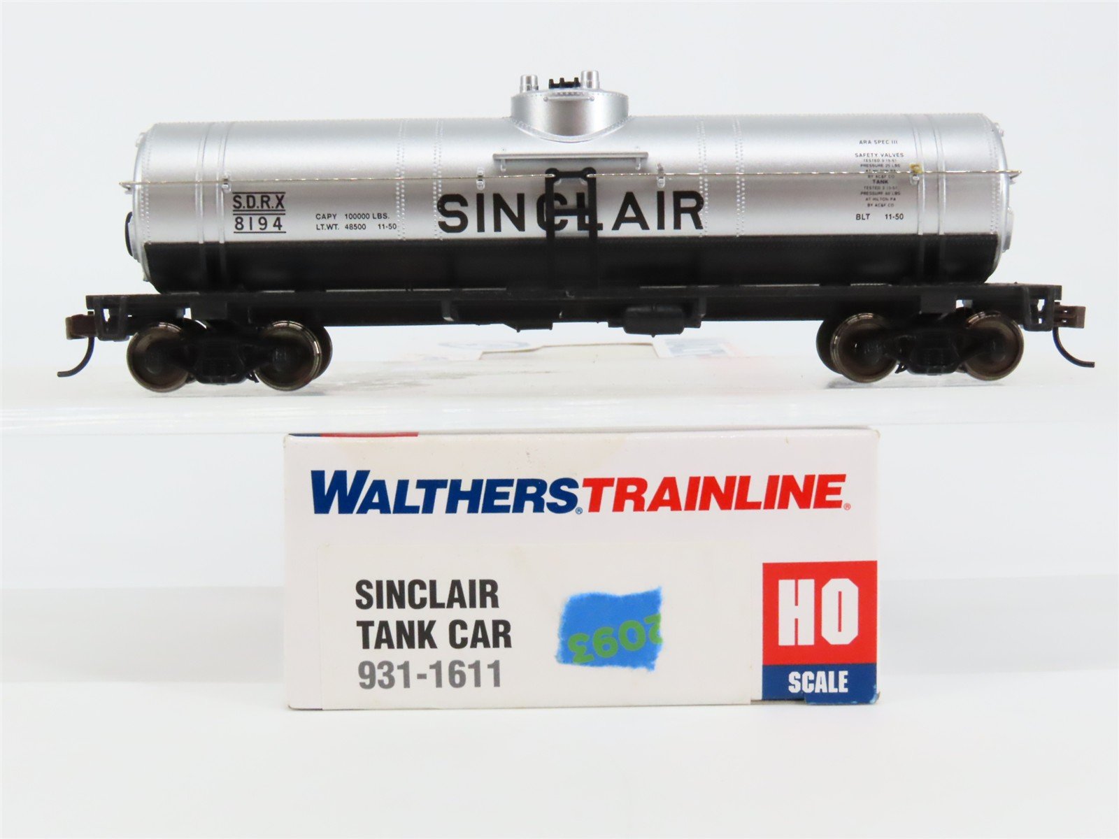 HO Scale Walthers Trainline 931-1611 SDRX Sinclair Single Dome Tank Car #8194