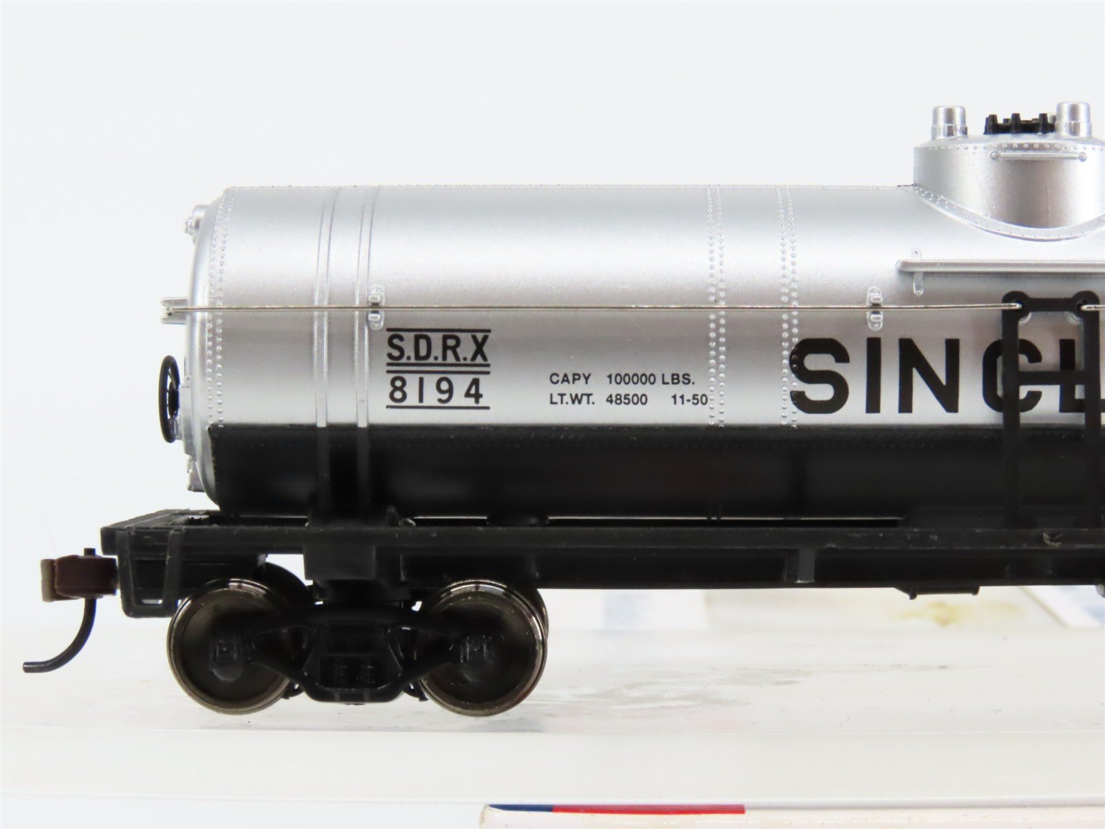 HO Scale Walthers Trainline 931-1611 SDRX Sinclair Single Dome Tank Car #8194