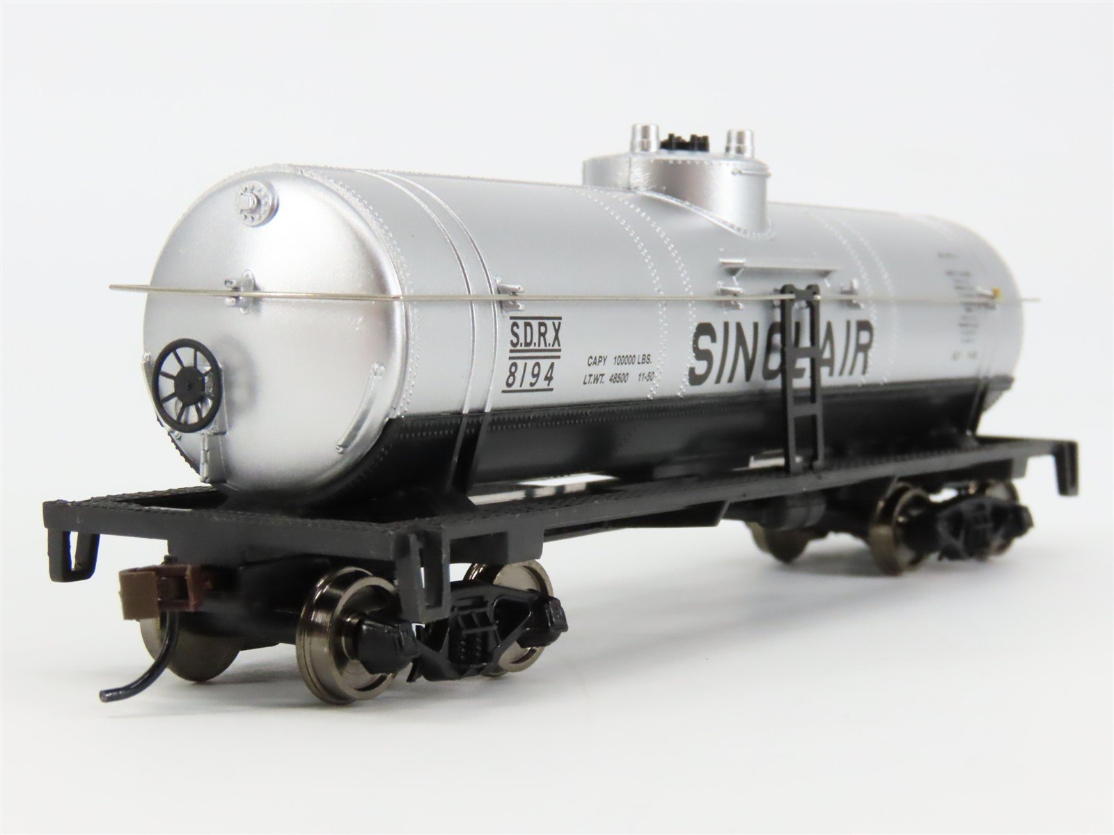 HO Scale Walthers Trainline 931-1611 SDRX Sinclair Single Dome Tank Car #8194