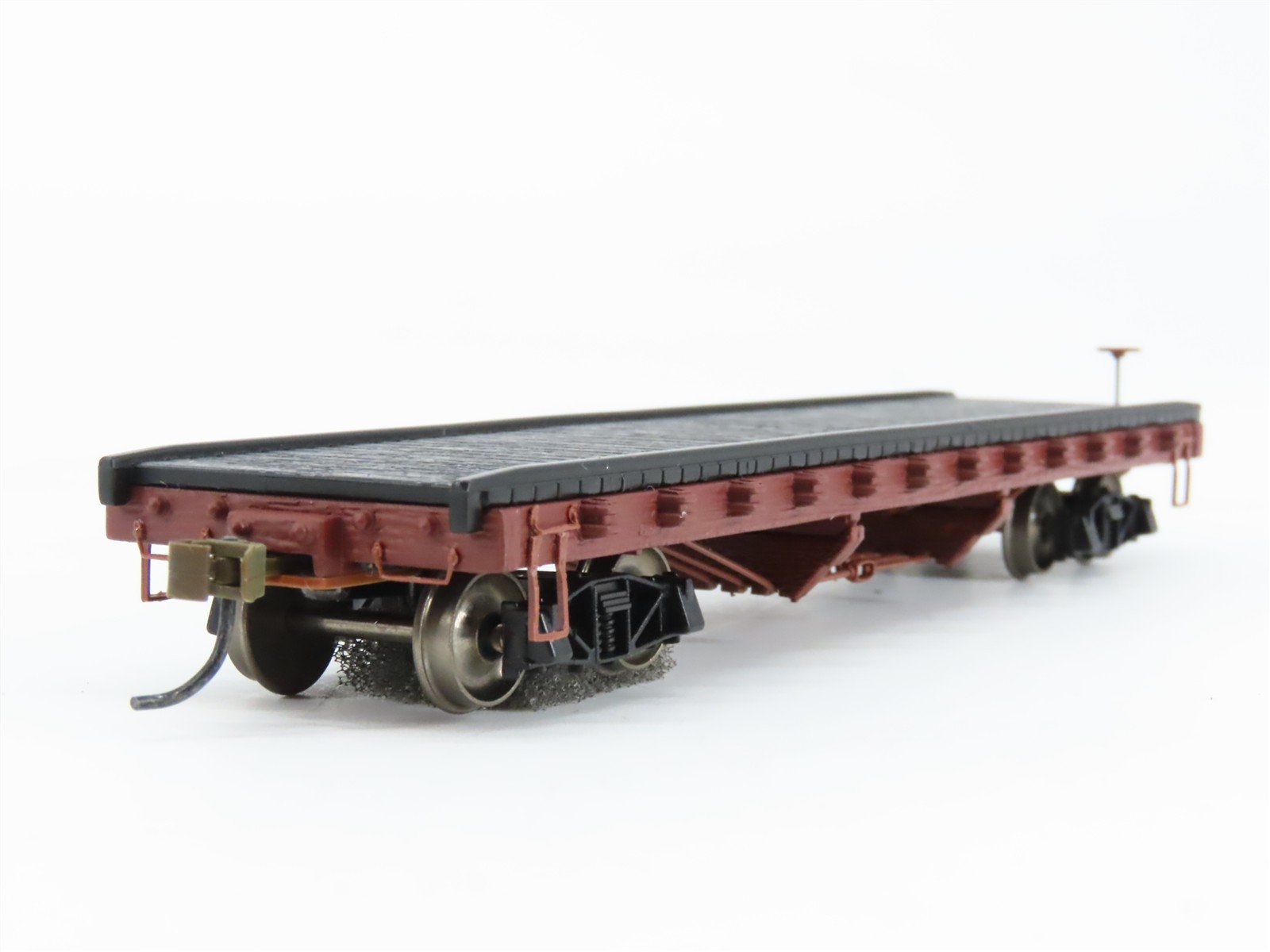 HO Scale Bachmann 18332 Unlettered Flat Car w/ Log Load