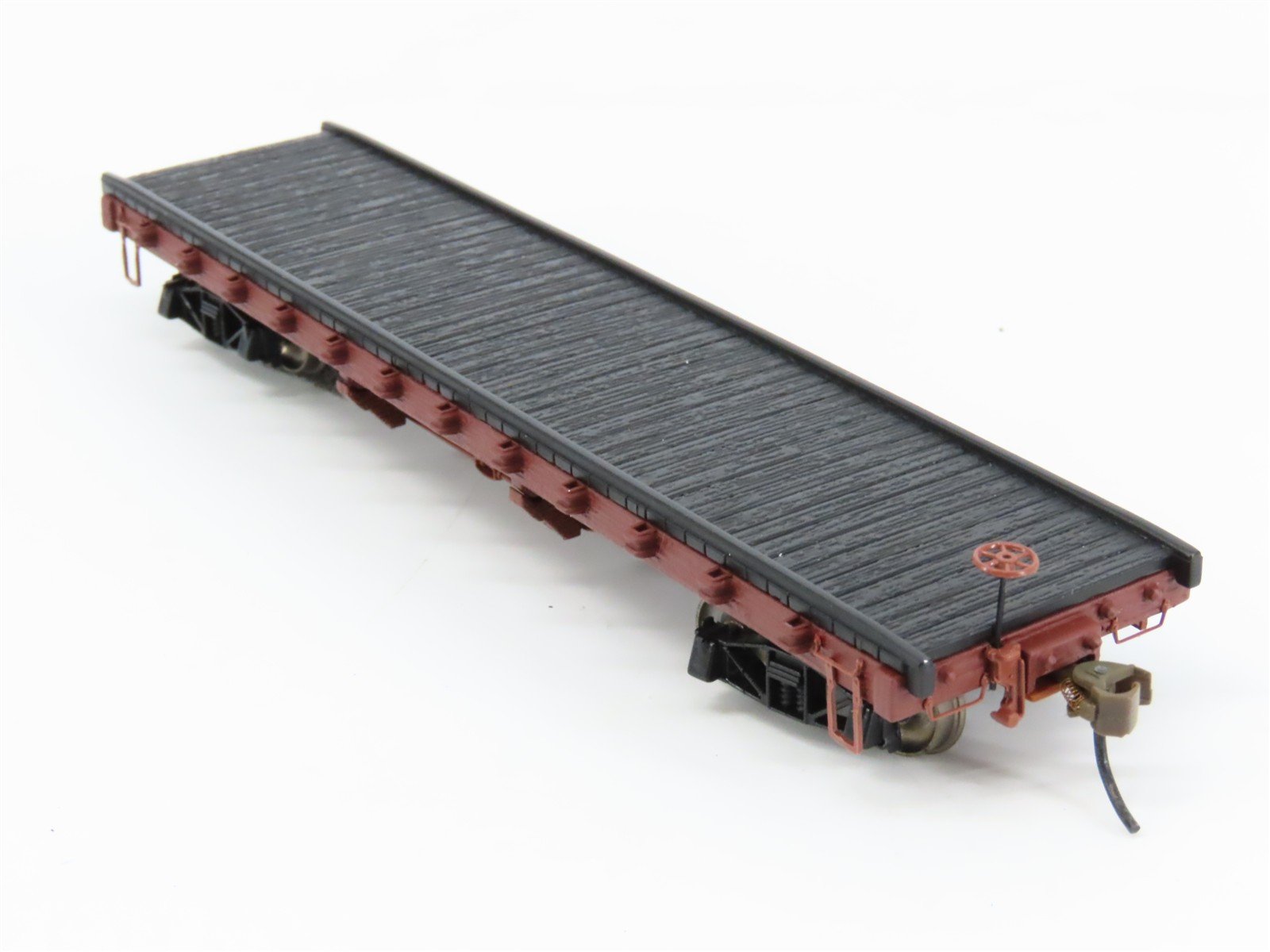 HO Scale Bachmann 18332 Unlettered Flat Car w/ Log Load