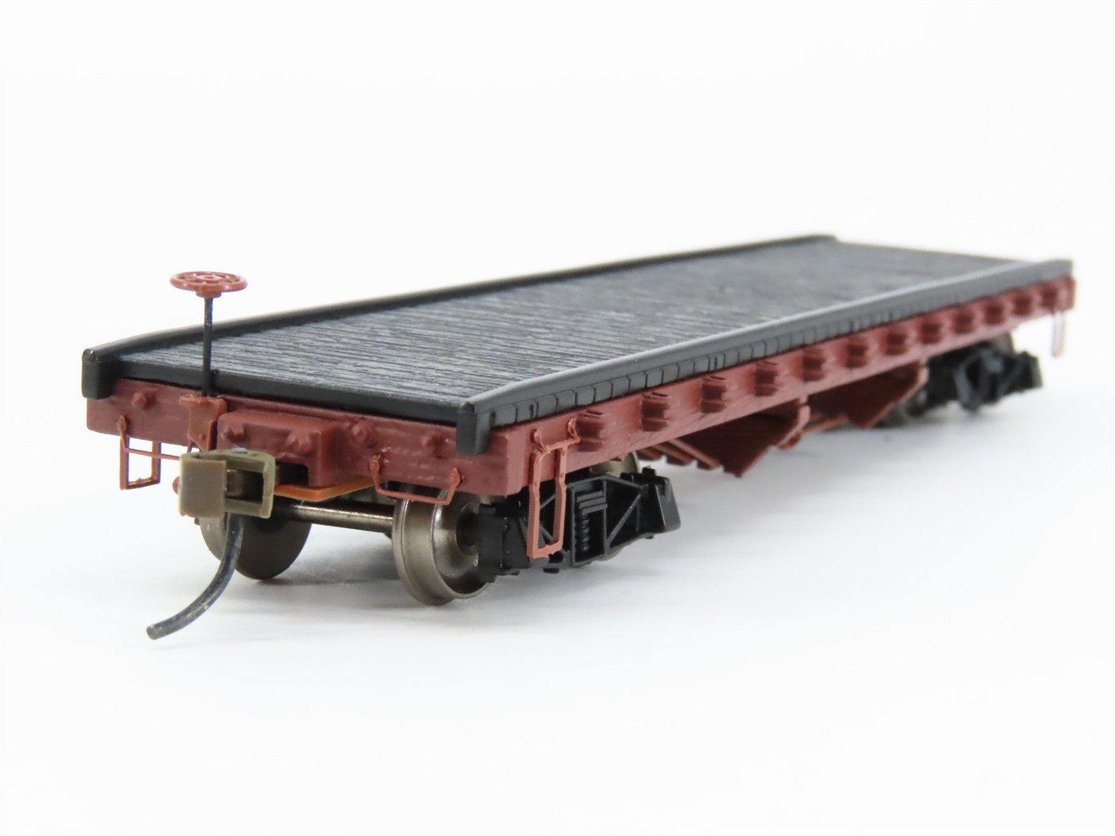 HO Scale Bachmann 18332 Unlettered Flat Car w/ Log Load