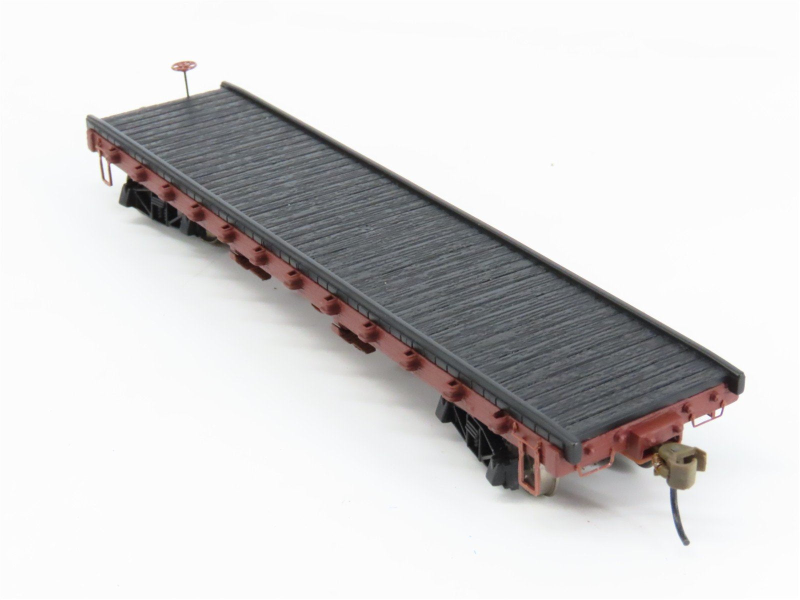 HO Scale Bachmann 18332 Unlettered Flat Car w/ Log Load