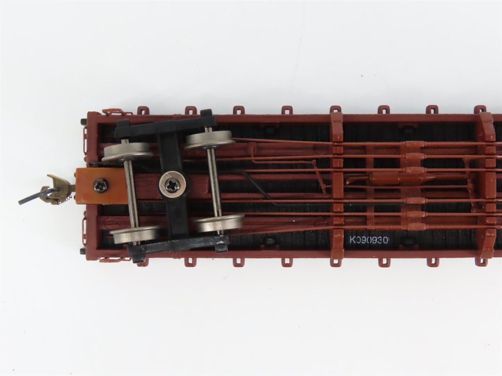 HO Scale Bachmann 18332 Unlettered Flat Car w/ Log Load
