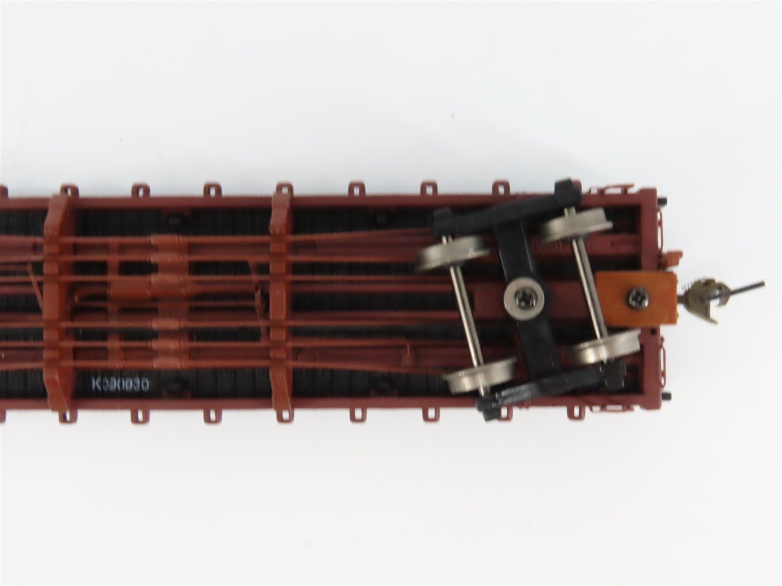 HO Scale Bachmann 18332 Unlettered Flat Car w/ Log Load