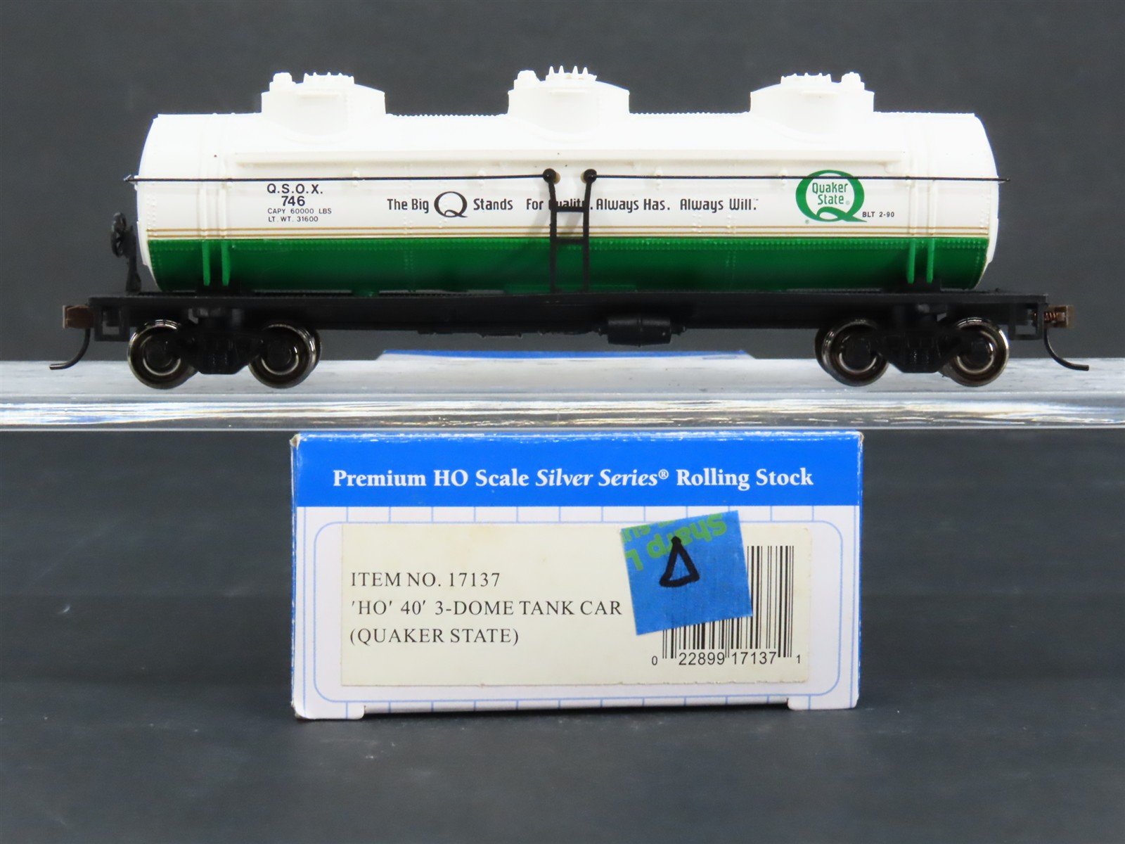 HO Scale Bachmann 17137 QSOX Quaker State 40' Triple Dome Tank Car #746