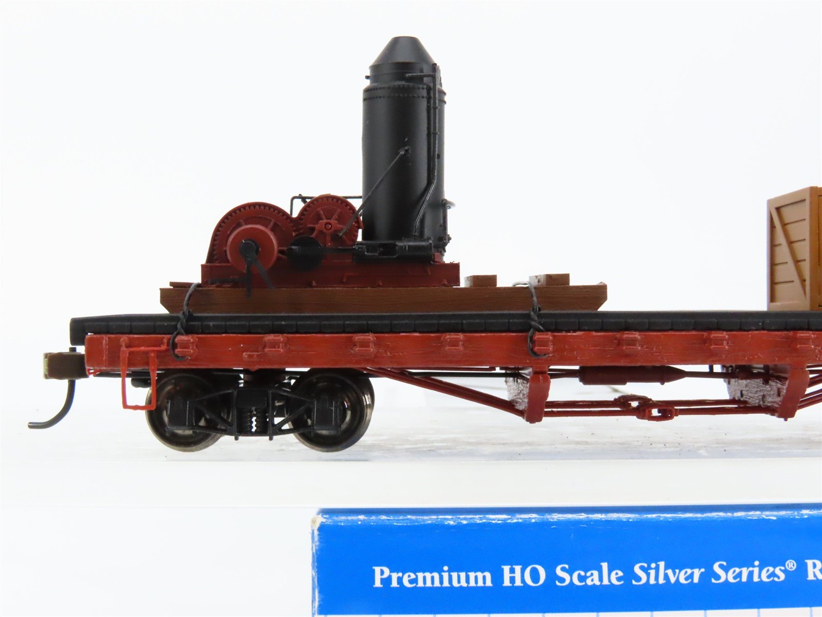 HO Scale Bachmann 18301 Unlettered 40' Flat Car w/ 2 Log Skidders