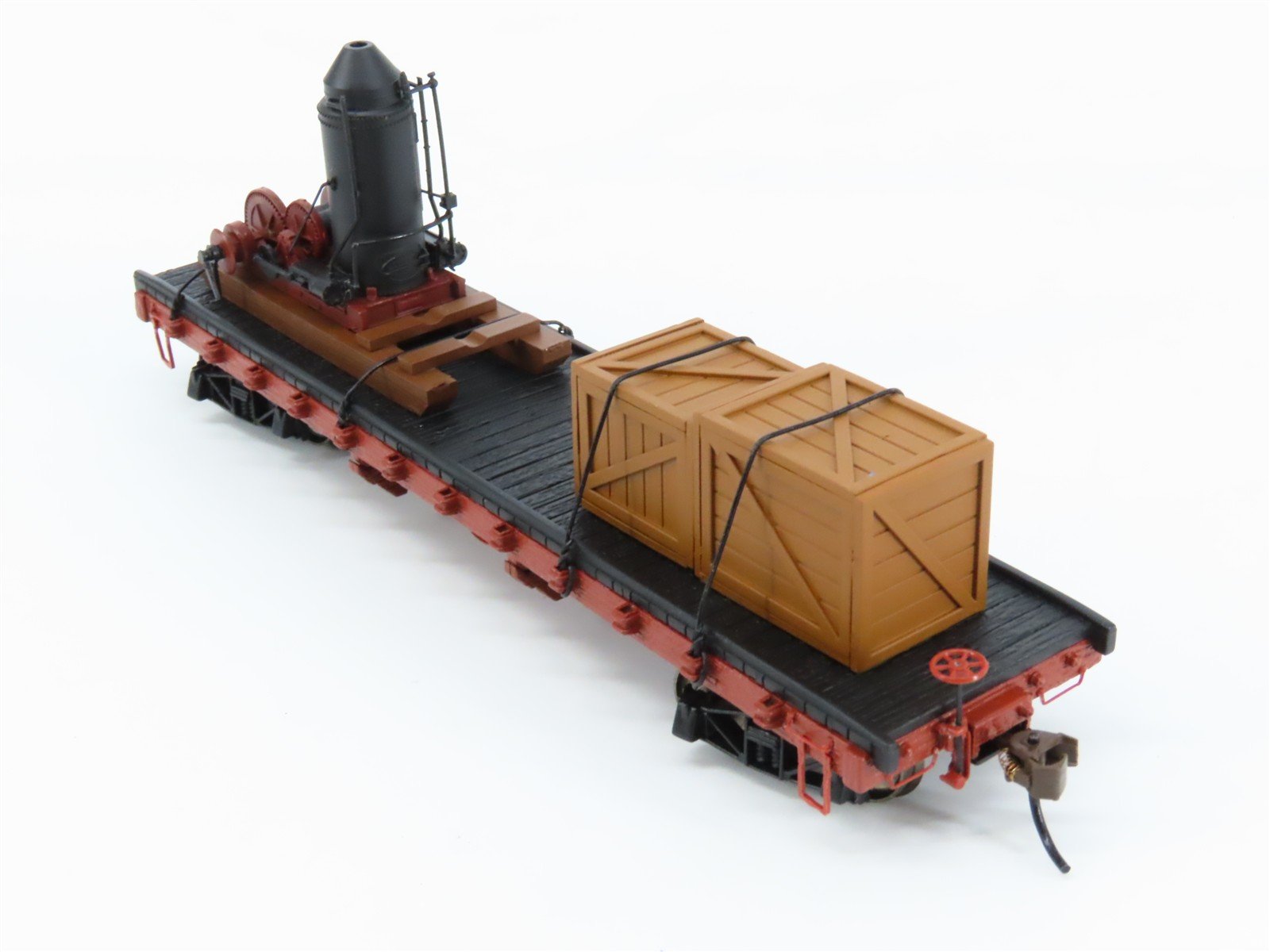 HO Scale Bachmann 18301 Unlettered 40' Flat Car w/ 2 Log Skidders