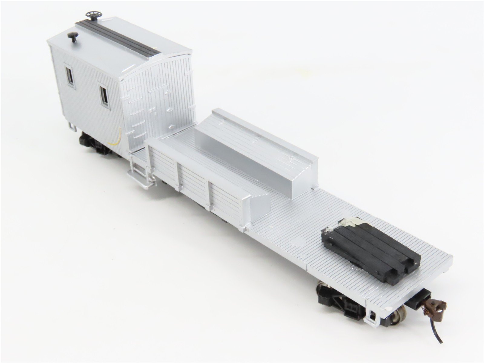 HO Scale Bachmann Silver Series 16149 Unlettered 250-Ton Crane Car & Boom Tender