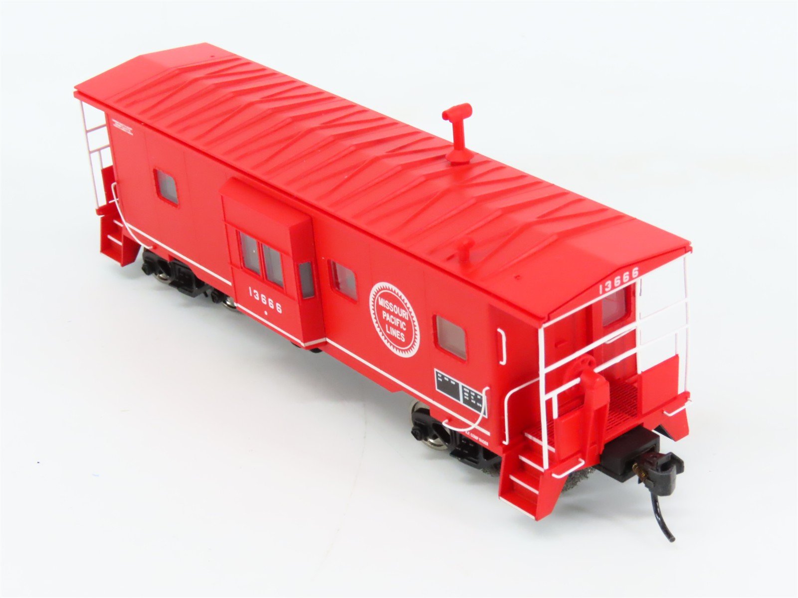 HO Scale Walthers Platinum Line 932-40470 MP Missouri Pacific Caboose #13666