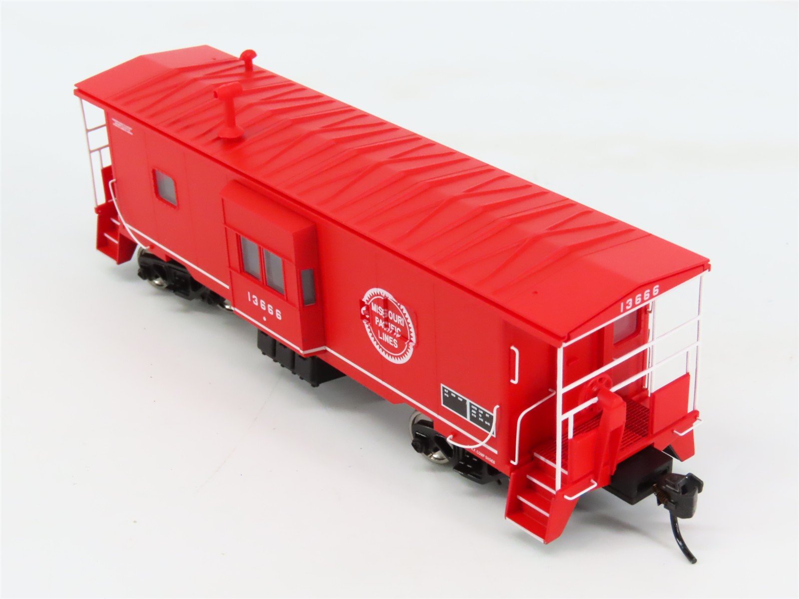 HO Scale Walthers Platinum Line 932-40470 MP Missouri Pacific Caboose #13666