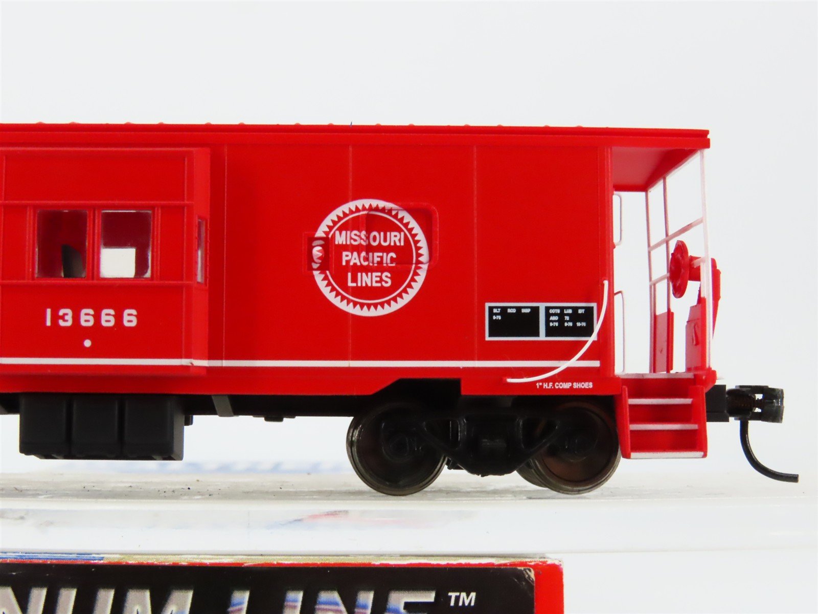 HO Scale Walthers Platinum Line 932-40470 MP Missouri Pacific Caboose #13666